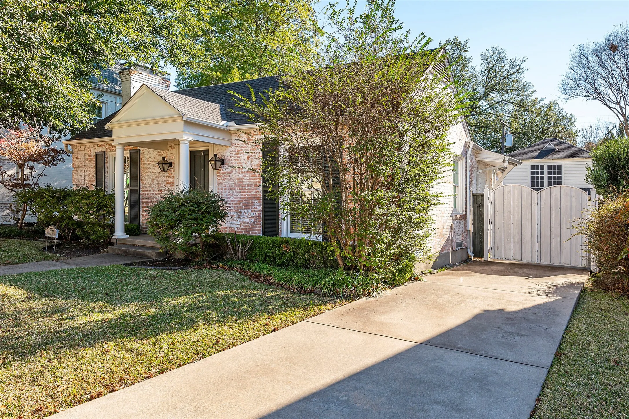 Single Family Residence For Rent in Dallas County , 4665 southern Avenue, Highland Park, Texas 75209, 2 Bedroom, 2 Bathroom, 2 Garage spaces, 1,444 Sqft, built in 1937, mls#21386080, Real Estate Agent in Highland Park, Homes For Rent in Dallas county, Homes For Rent in Highland Park, Realtor in Highland Park Texas, Real Estate Brokerage Independent Realty Texas, Luminita Cordes Realtor