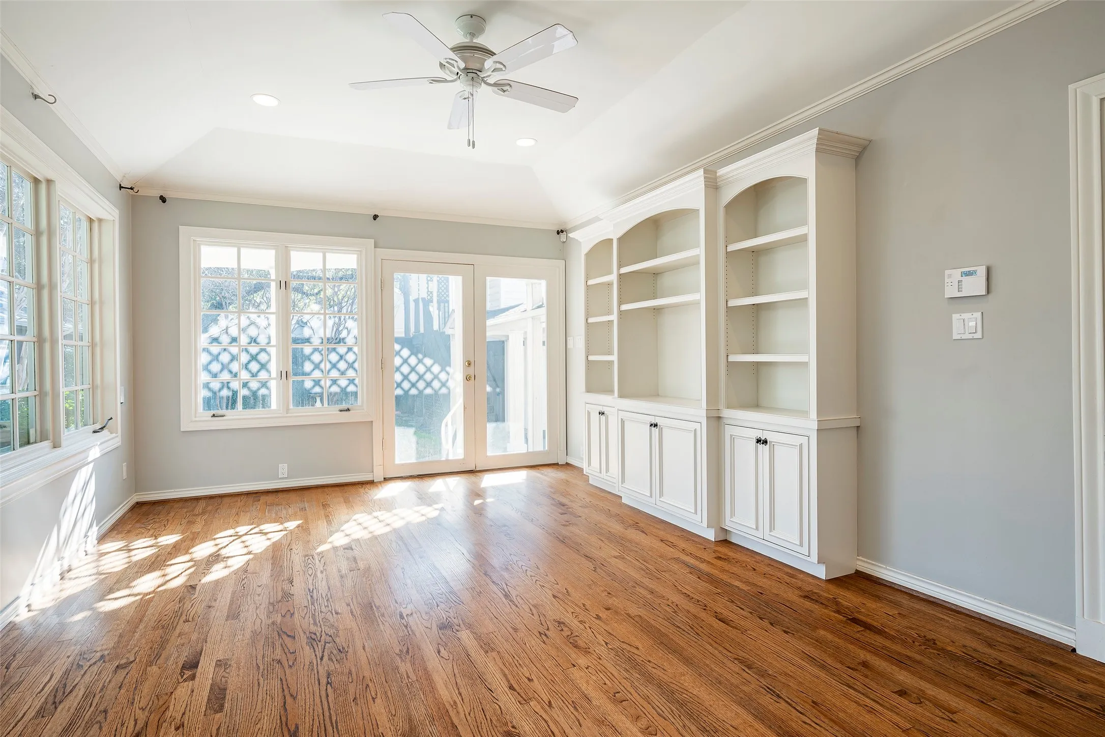 Single Family Residence For Rent in Dallas County , 4665 southern Avenue, Highland Park, Texas 75209, 2 Bedroom, 2 Bathroom, 2 Garage spaces, 1,444 Sqft, built in 1937, mls#21386080, Real Estate Agent in Highland Park, Homes For Rent in Dallas county, Homes For Rent in Highland Park, Realtor in Highland Park Texas, Real Estate Brokerage Independent Realty Texas, Luminita Cordes Realtor