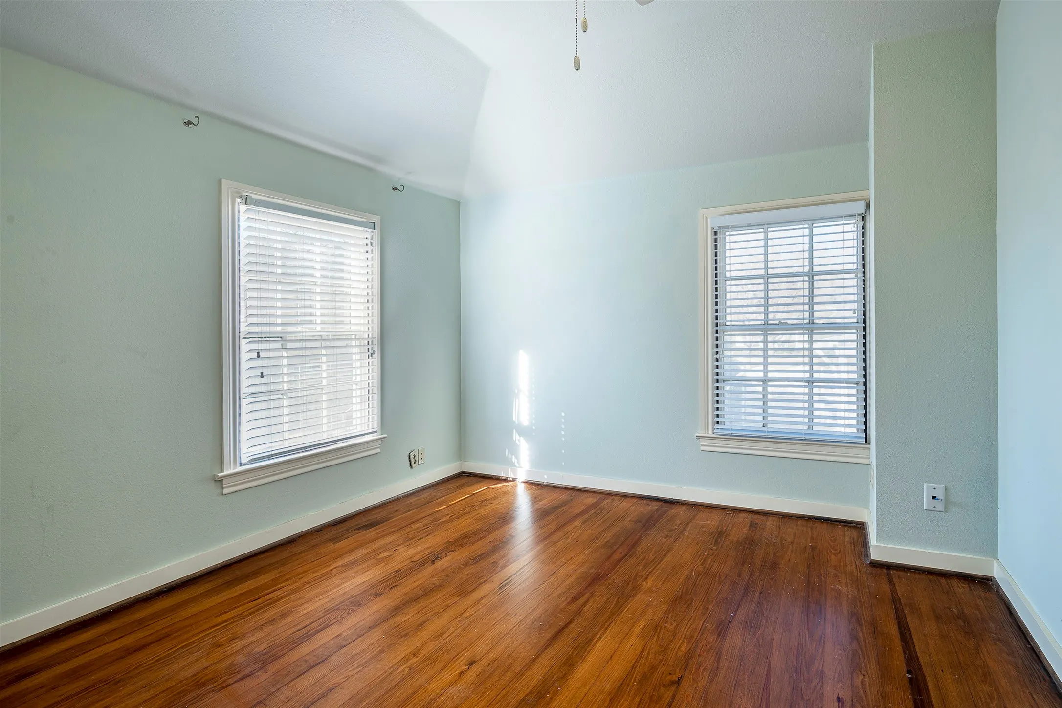 Single Family Residence For Rent in Dallas County , 4665 southern Avenue, Highland Park, Texas 75209, 2 Bedroom, 2 Bathroom, 2 Garage spaces, 1,444 Sqft, built in 1937, mls#21386080, Real Estate Agent in Highland Park, Homes For Rent in Dallas county, Homes For Rent in Highland Park, Realtor in Highland Park Texas, Real Estate Brokerage Independent Realty Texas, Luminita Cordes Realtor