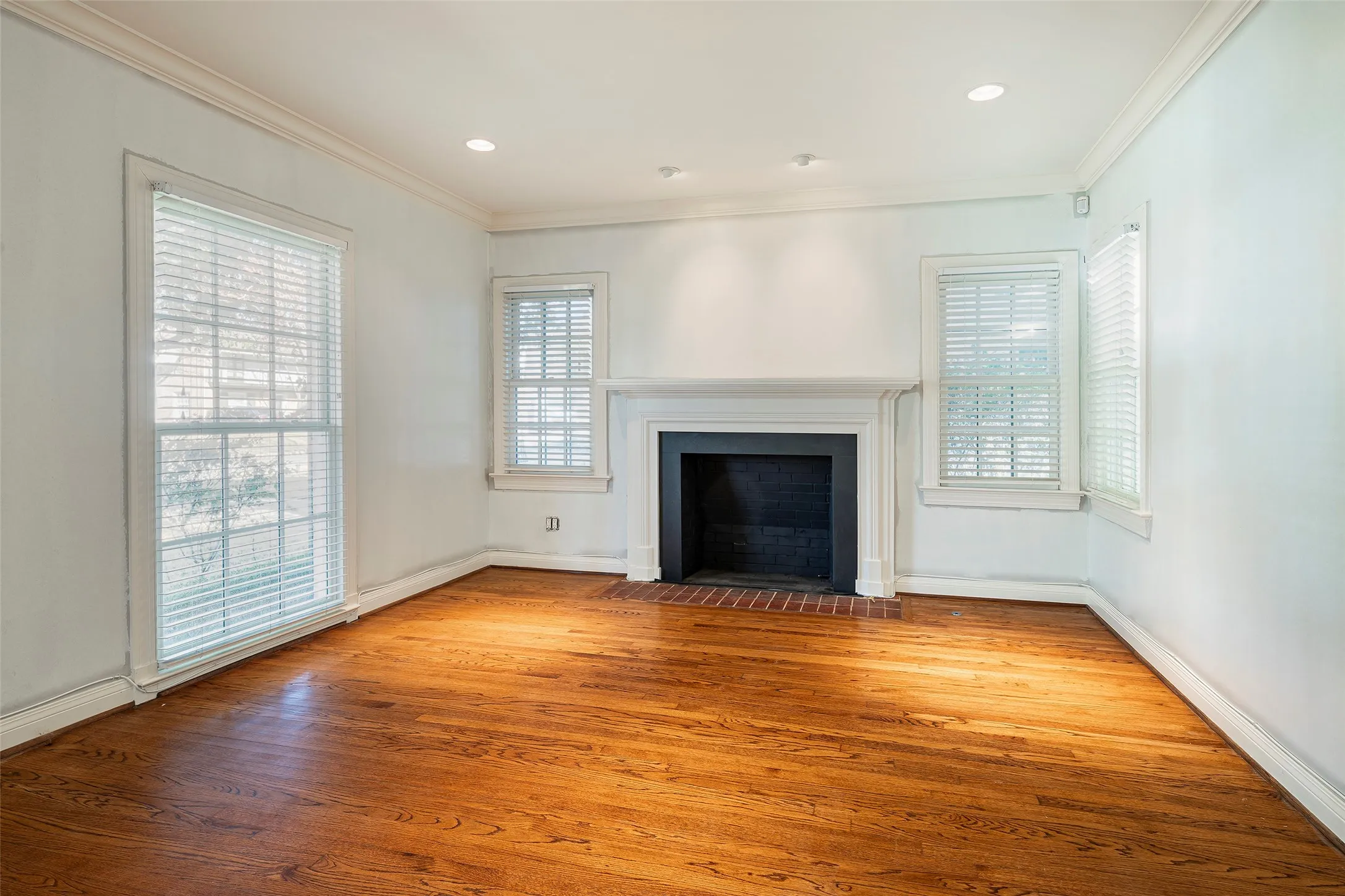 Single Family Residence For Rent in Dallas County , 4665 southern Avenue, Highland Park, Texas 75209, 2 Bedroom, 2 Bathroom, 2 Garage spaces, 1,444 Sqft, built in 1937, mls#21386080, Real Estate Agent in Highland Park, Homes For Rent in Dallas county, Homes For Rent in Highland Park, Realtor in Highland Park Texas, Real Estate Brokerage Independent Realty Texas, Luminita Cordes Realtor