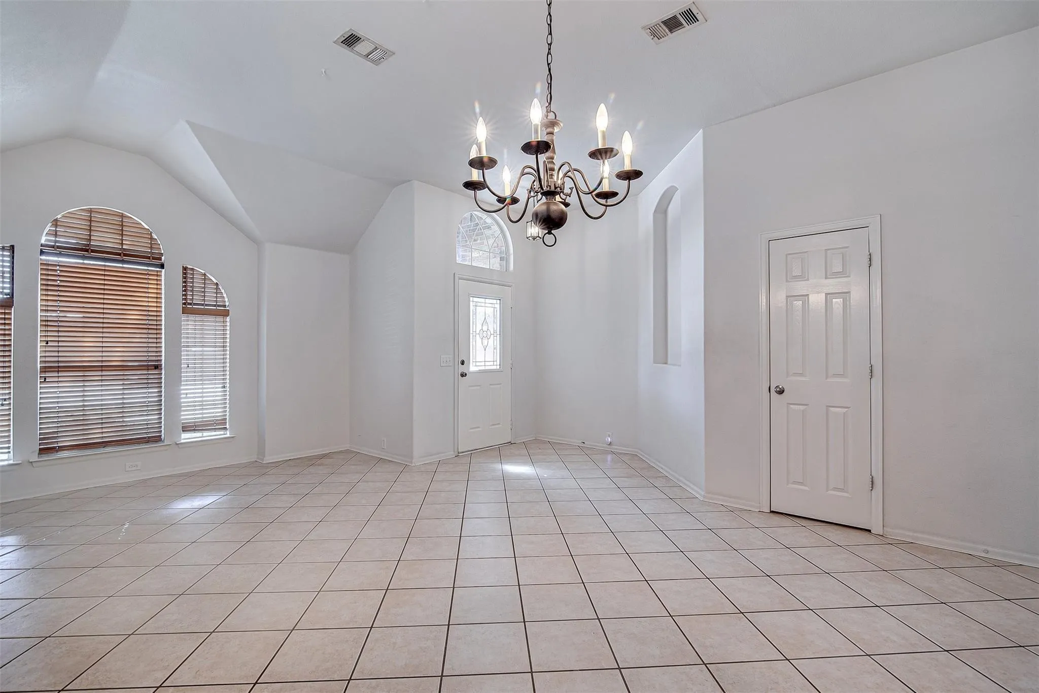 Single Family Residence For Rent in Tarrant County , 635 Blue Sky Drive, Arlington, Texas 76002, 3 Bedroom, 2 Bathroom, 2 Garage spaces, 2,002 Sqft, built in 2004, mls#21383022, Real Estate Agent in Arlington, Homes For Rent in Tarrant county, Homes For Rent in Arlington, Realtor in Arlington Texas, Real Estate Brokerage Independent Realty Texas, Luminita Cordes Realtor