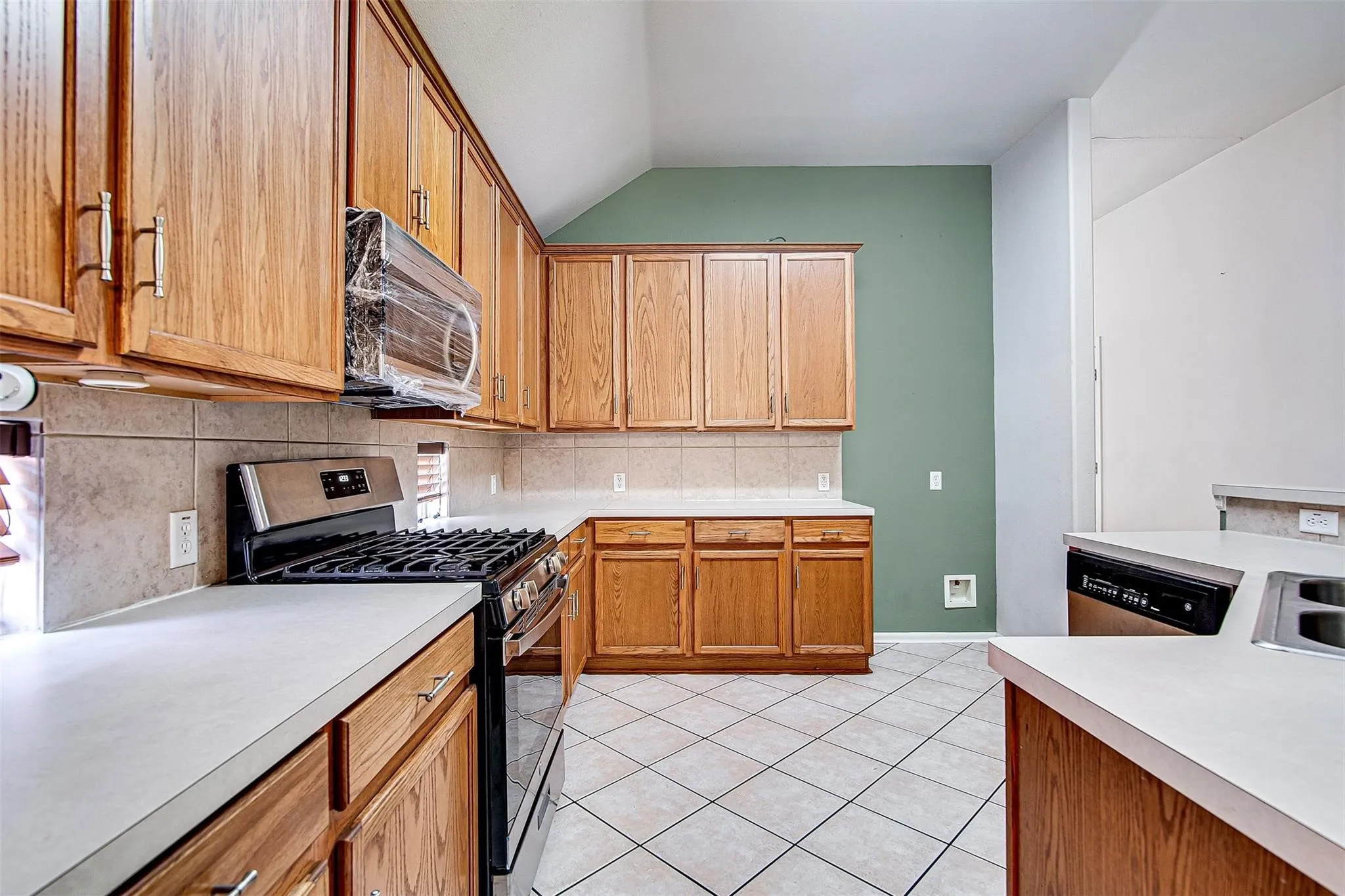 Single Family Residence For Rent in Tarrant County , 635 Blue Sky Drive, Arlington, Texas 76002, 3 Bedroom, 2 Bathroom, 2 Garage spaces, 2,002 Sqft, built in 2004, mls#21383022, Real Estate Agent in Arlington, Homes For Rent in Tarrant county, Homes For Rent in Arlington, Realtor in Arlington Texas, Real Estate Brokerage Independent Realty Texas, Luminita Cordes Realtor