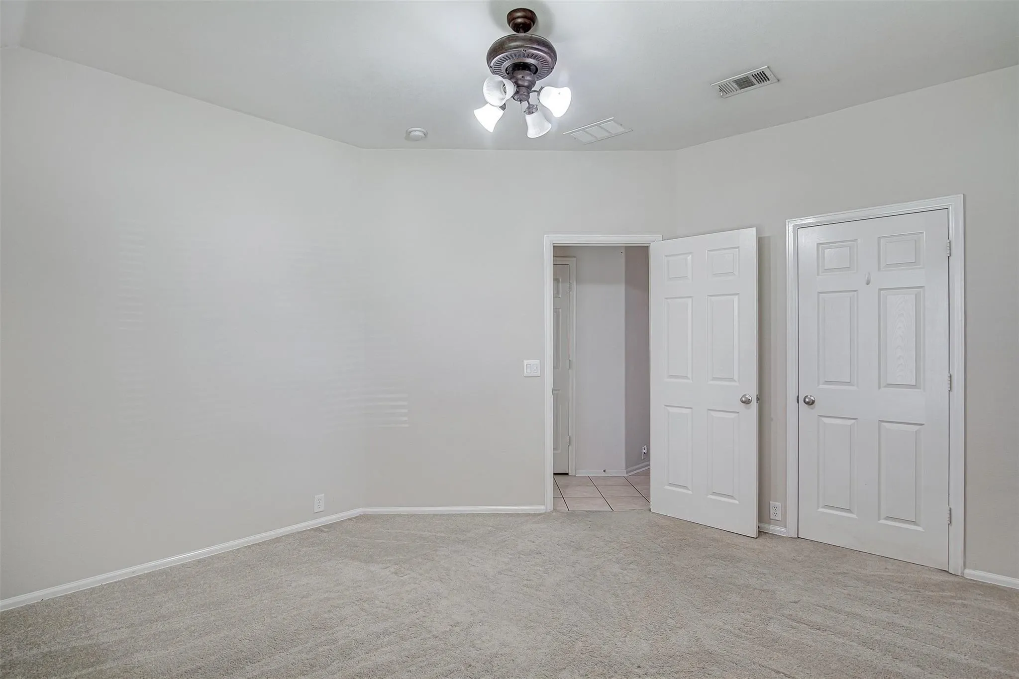 Single Family Residence For Rent in Tarrant County , 635 Blue Sky Drive, Arlington, Texas 76002, 3 Bedroom, 2 Bathroom, 2 Garage spaces, 2,002 Sqft, built in 2004, mls#21383022, Real Estate Agent in Arlington, Homes For Rent in Tarrant county, Homes For Rent in Arlington, Realtor in Arlington Texas, Real Estate Brokerage Independent Realty Texas, Luminita Cordes Realtor
