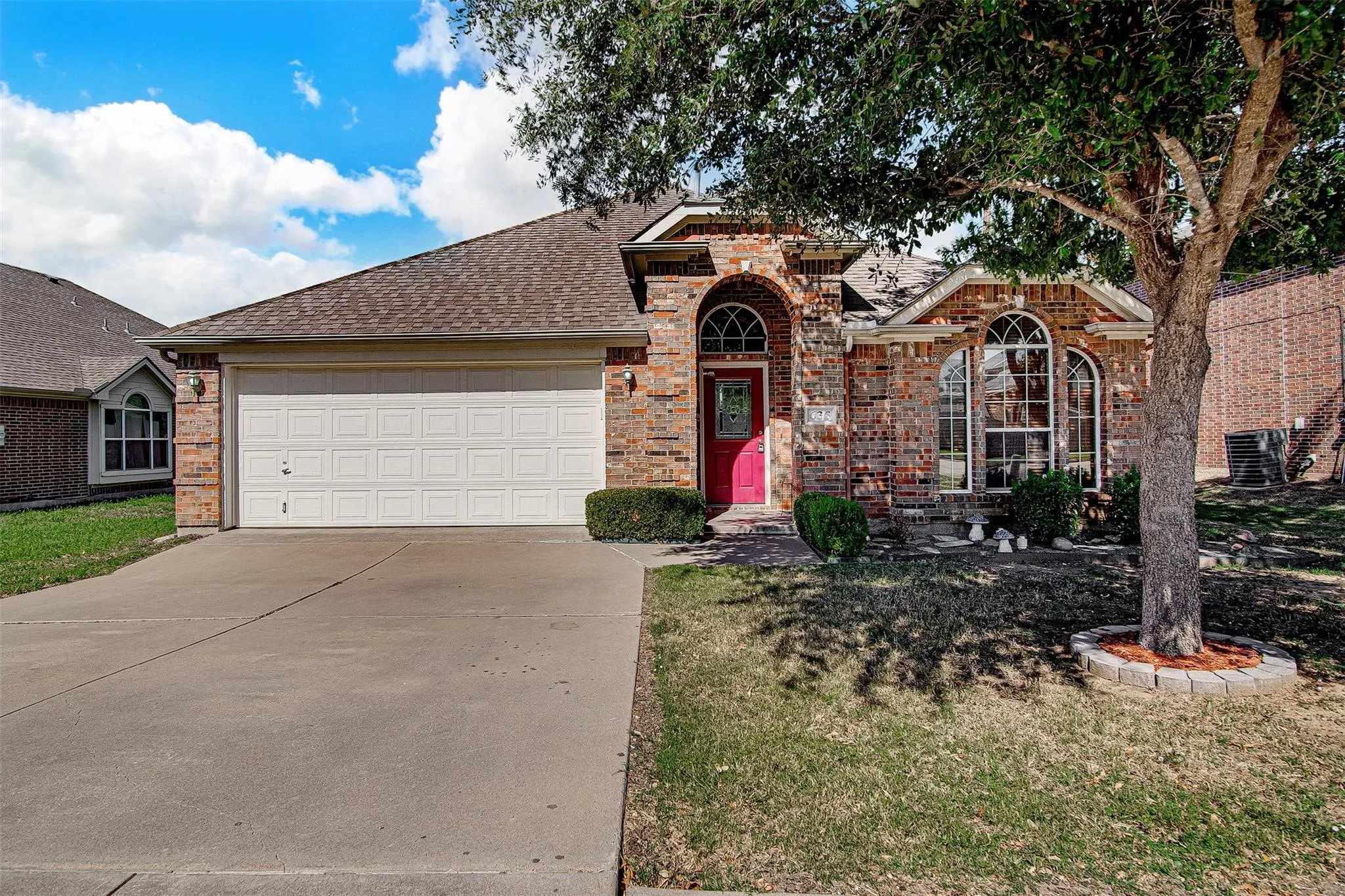 Single Family Residence For Rent in Tarrant County , 635 Blue Sky Drive, Arlington, Texas 76002, 3 Bedroom, 2 Bathroom, 2 Garage spaces, 2,002 Sqft, built in 2004, mls#21383022, Real Estate Agent in Arlington, Homes For Rent in Tarrant county, Homes For Rent in Arlington, Realtor in Arlington Texas, Real Estate Brokerage Independent Realty Texas, Luminita Cordes Realtor