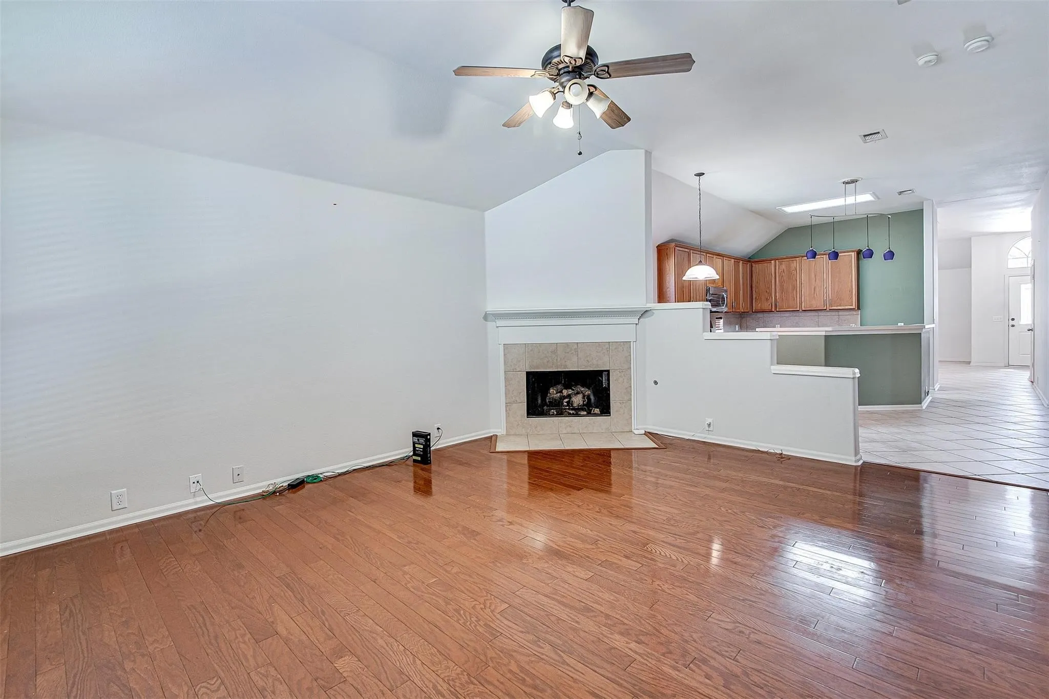 Single Family Residence For Rent in Tarrant County , 635 Blue Sky Drive, Arlington, Texas 76002, 3 Bedroom, 2 Bathroom, 2 Garage spaces, 2,002 Sqft, built in 2004, mls#21383022, Real Estate Agent in Arlington, Homes For Rent in Tarrant county, Homes For Rent in Arlington, Realtor in Arlington Texas, Real Estate Brokerage Independent Realty Texas, Luminita Cordes Realtor