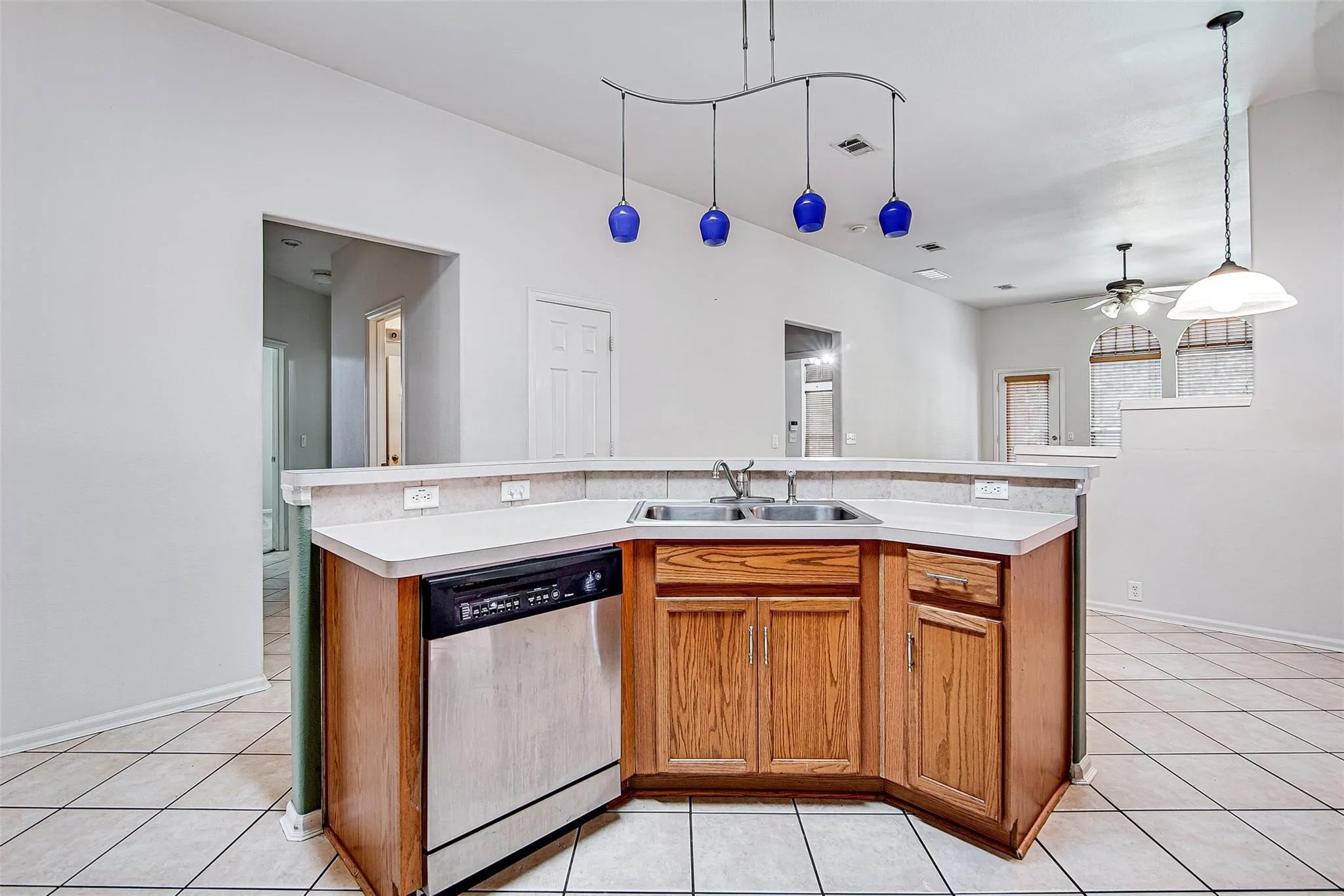 Single Family Residence For Rent in Tarrant County , 635 Blue Sky Drive, Arlington, Texas 76002, 3 Bedroom, 2 Bathroom, 2 Garage spaces, 2,002 Sqft, built in 2004, mls#21383022, Real Estate Agent in Arlington, Homes For Rent in Tarrant county, Homes For Rent in Arlington, Realtor in Arlington Texas, Real Estate Brokerage Independent Realty Texas, Luminita Cordes Realtor