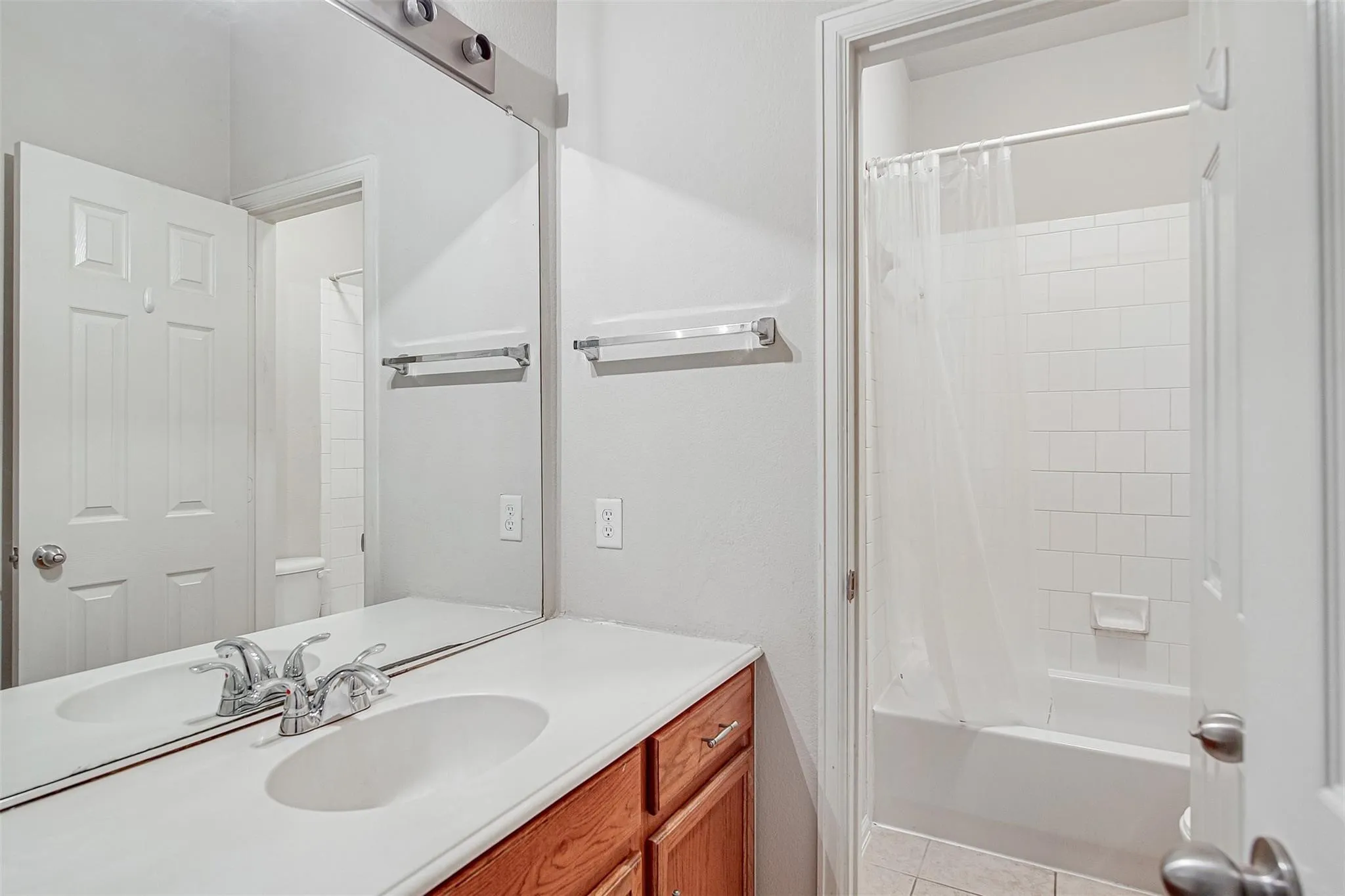 Single Family Residence For Rent in Tarrant County , 635 Blue Sky Drive, Arlington, Texas 76002, 3 Bedroom, 2 Bathroom, 2 Garage spaces, 2,002 Sqft, built in 2004, mls#21383022, Real Estate Agent in Arlington, Homes For Rent in Tarrant county, Homes For Rent in Arlington, Realtor in Arlington Texas, Real Estate Brokerage Independent Realty Texas, Luminita Cordes Realtor