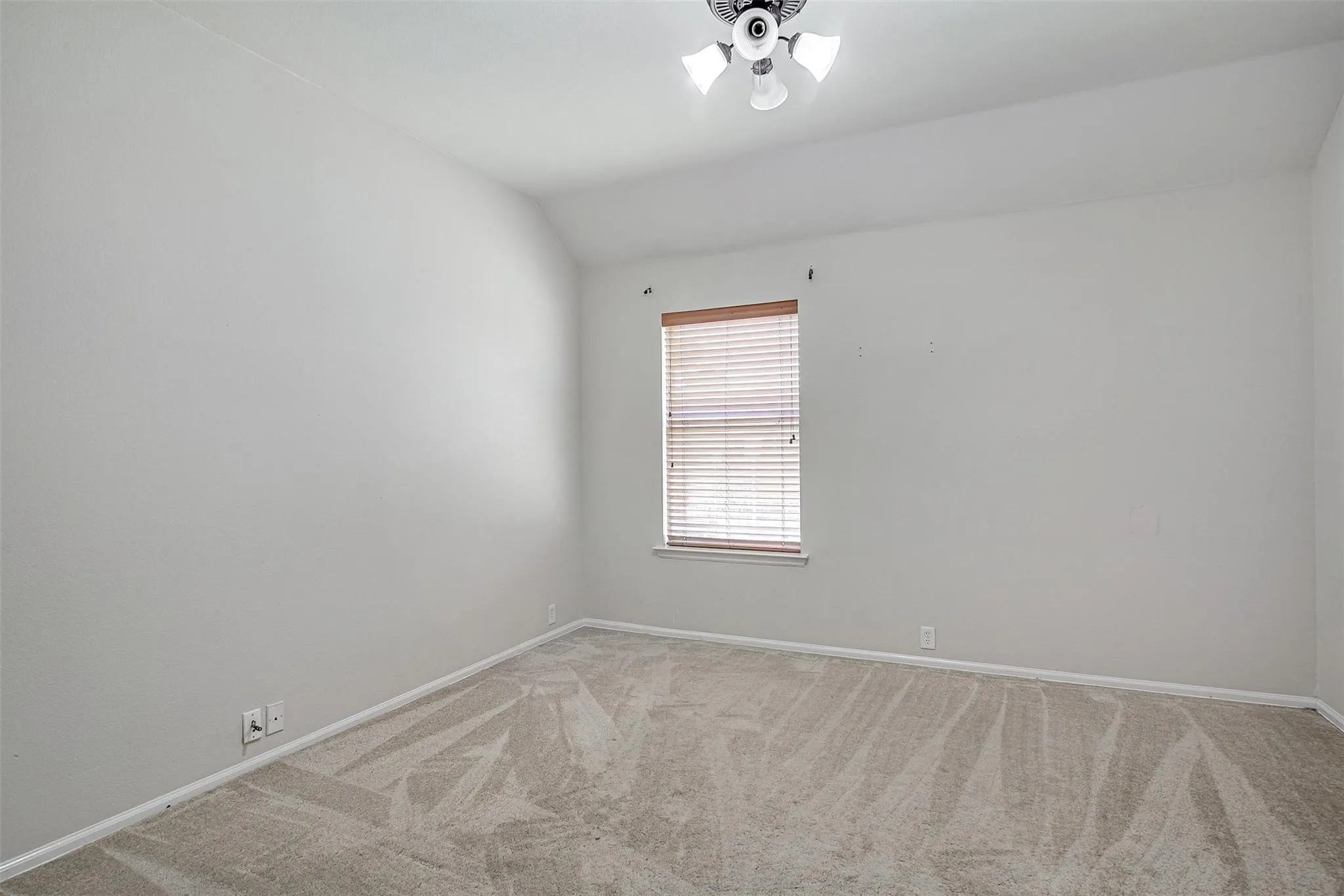 Single Family Residence For Rent in Tarrant County , 635 Blue Sky Drive, Arlington, Texas 76002, 3 Bedroom, 2 Bathroom, 2 Garage spaces, 2,002 Sqft, built in 2004, mls#21383022, Real Estate Agent in Arlington, Homes For Rent in Tarrant county, Homes For Rent in Arlington, Realtor in Arlington Texas, Real Estate Brokerage Independent Realty Texas, Luminita Cordes Realtor