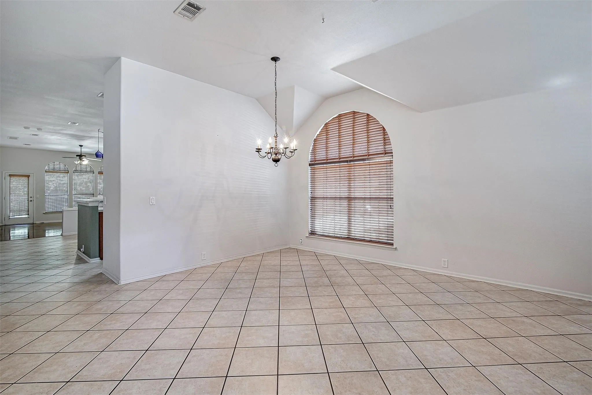Single Family Residence For Rent in Tarrant County , 635 Blue Sky Drive, Arlington, Texas 76002, 3 Bedroom, 2 Bathroom, 2 Garage spaces, 2,002 Sqft, built in 2004, mls#21383022, Real Estate Agent in Arlington, Homes For Rent in Tarrant county, Homes For Rent in Arlington, Realtor in Arlington Texas, Real Estate Brokerage Independent Realty Texas, Luminita Cordes Realtor