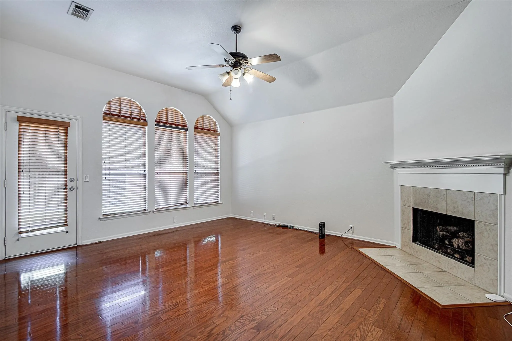 Single Family Residence For Rent in Tarrant County , 635 Blue Sky Drive, Arlington, Texas 76002, 3 Bedroom, 2 Bathroom, 2 Garage spaces, 2,002 Sqft, built in 2004, mls#21383022, Real Estate Agent in Arlington, Homes For Rent in Tarrant county, Homes For Rent in Arlington, Realtor in Arlington Texas, Real Estate Brokerage Independent Realty Texas, Luminita Cordes Realtor