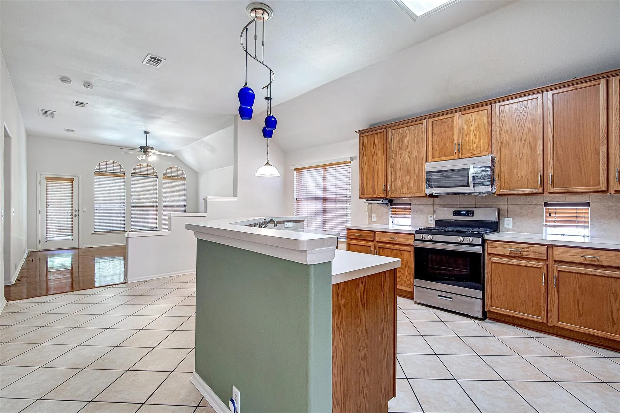 Single Family Residence For Rent in Tarrant County , 635 Blue Sky Drive, Arlington, Texas 76002, 3 Bedroom, 2 Bathroom, 2 Garage spaces, 2,002 Sqft, built in 2004, mls#21383022, Real Estate Agent in Arlington, Homes For Rent in Tarrant county, Homes For Rent in Arlington, Realtor in Arlington Texas, Real Estate Brokerage Independent Realty Texas, Luminita Cordes Realtor