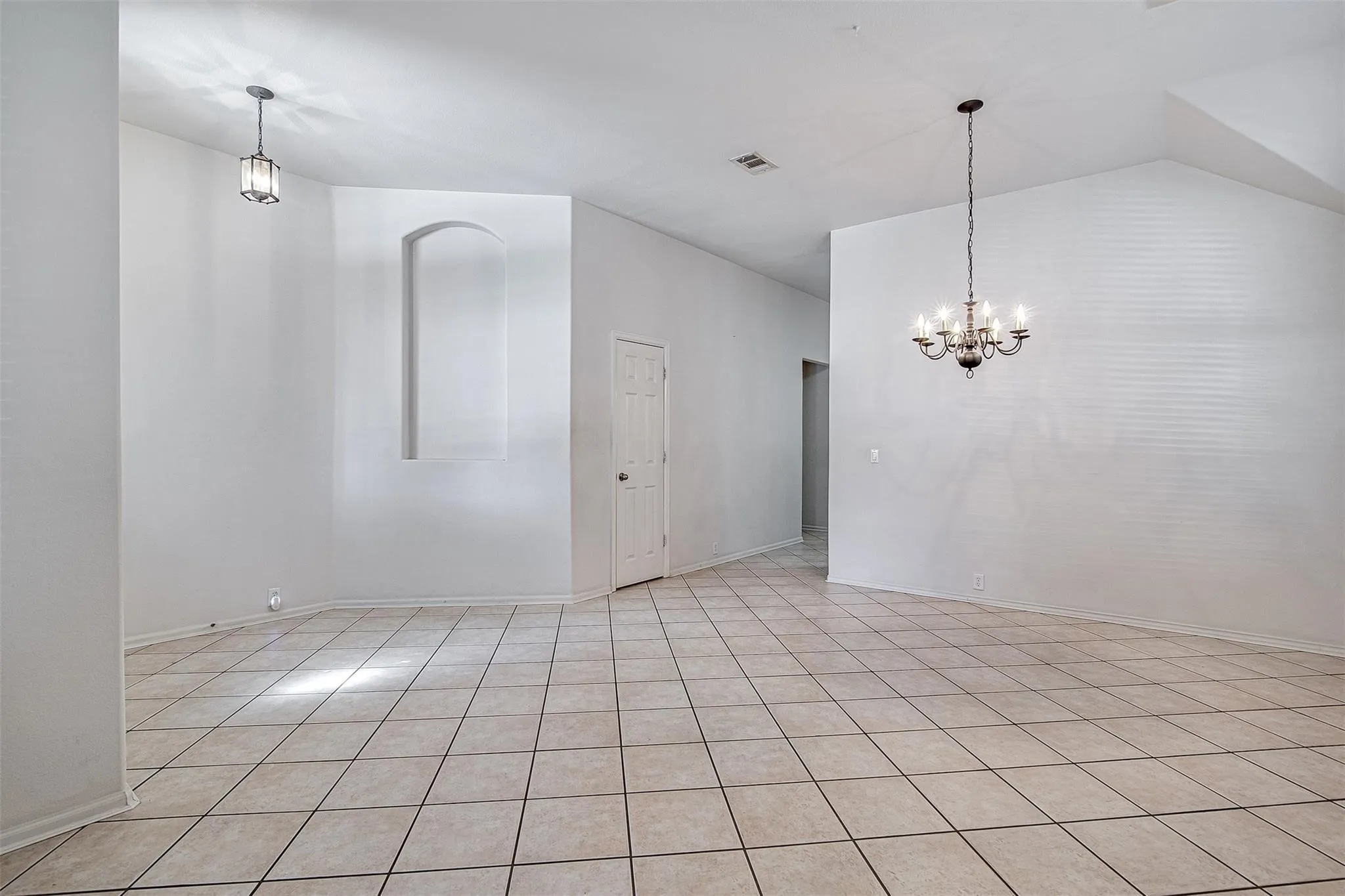 Single Family Residence For Rent in Tarrant County , 635 Blue Sky Drive, Arlington, Texas 76002, 3 Bedroom, 2 Bathroom, 2 Garage spaces, 2,002 Sqft, built in 2004, mls#21383022, Real Estate Agent in Arlington, Homes For Rent in Tarrant county, Homes For Rent in Arlington, Realtor in Arlington Texas, Real Estate Brokerage Independent Realty Texas, Luminita Cordes Realtor