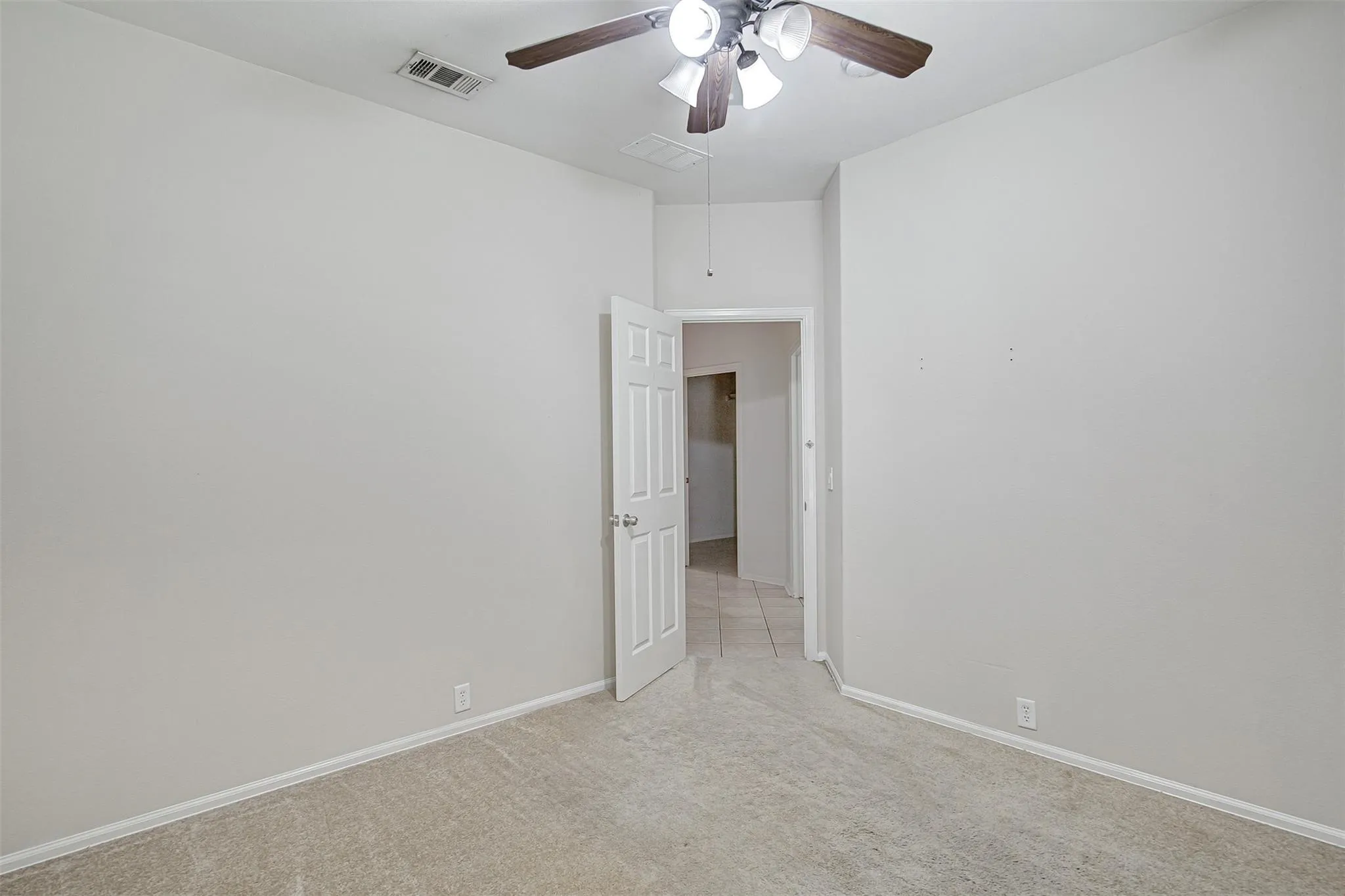 Single Family Residence For Rent in Tarrant County , 635 Blue Sky Drive, Arlington, Texas 76002, 3 Bedroom, 2 Bathroom, 2 Garage spaces, 2,002 Sqft, built in 2004, mls#21383022, Real Estate Agent in Arlington, Homes For Rent in Tarrant county, Homes For Rent in Arlington, Realtor in Arlington Texas, Real Estate Brokerage Independent Realty Texas, Luminita Cordes Realtor