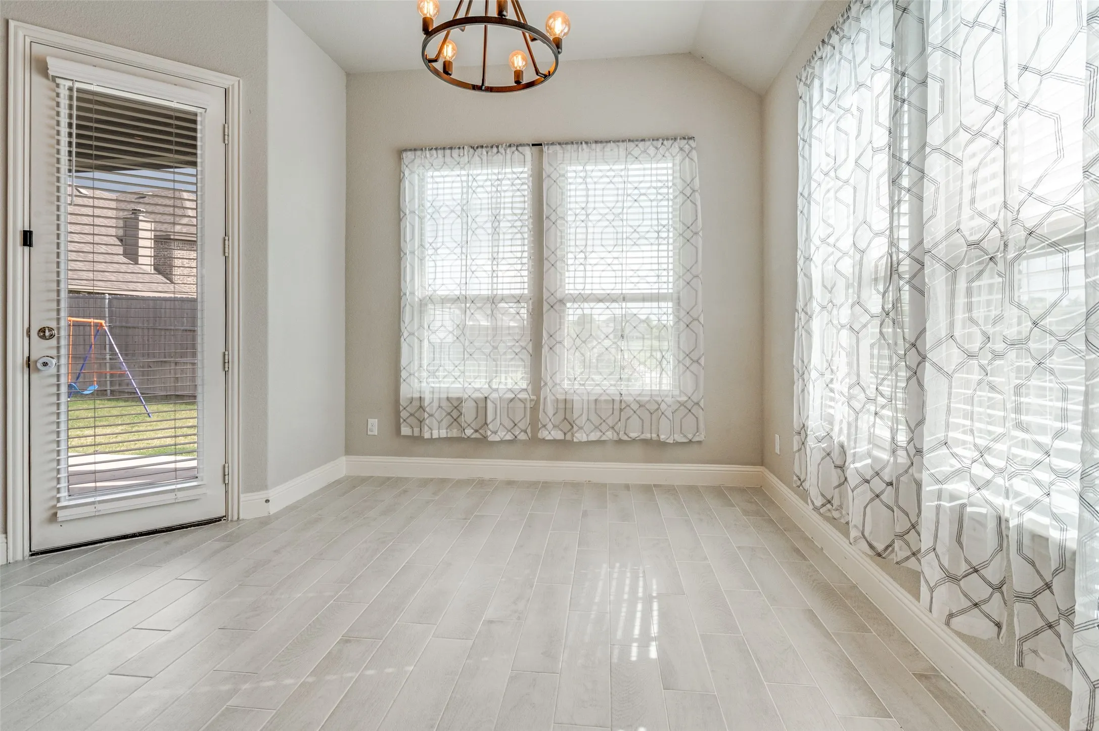 Single Family Residence For Rent in Ellis County , 6206 Horizon Drive, Midlothian, Texas 76065, 4 Bedroom, 2 Bathroom, 2 Garage spaces, 2,176 Sqft, built in 2021, mls#21386069, Real Estate Agent in Midlothian, Homes For Rent in Ellis county, Homes For Rent in Midlothian, Realtor in Midlothian Texas, Real Estate Brokerage Independent Realty Texas, Luminita Cordes Realtor