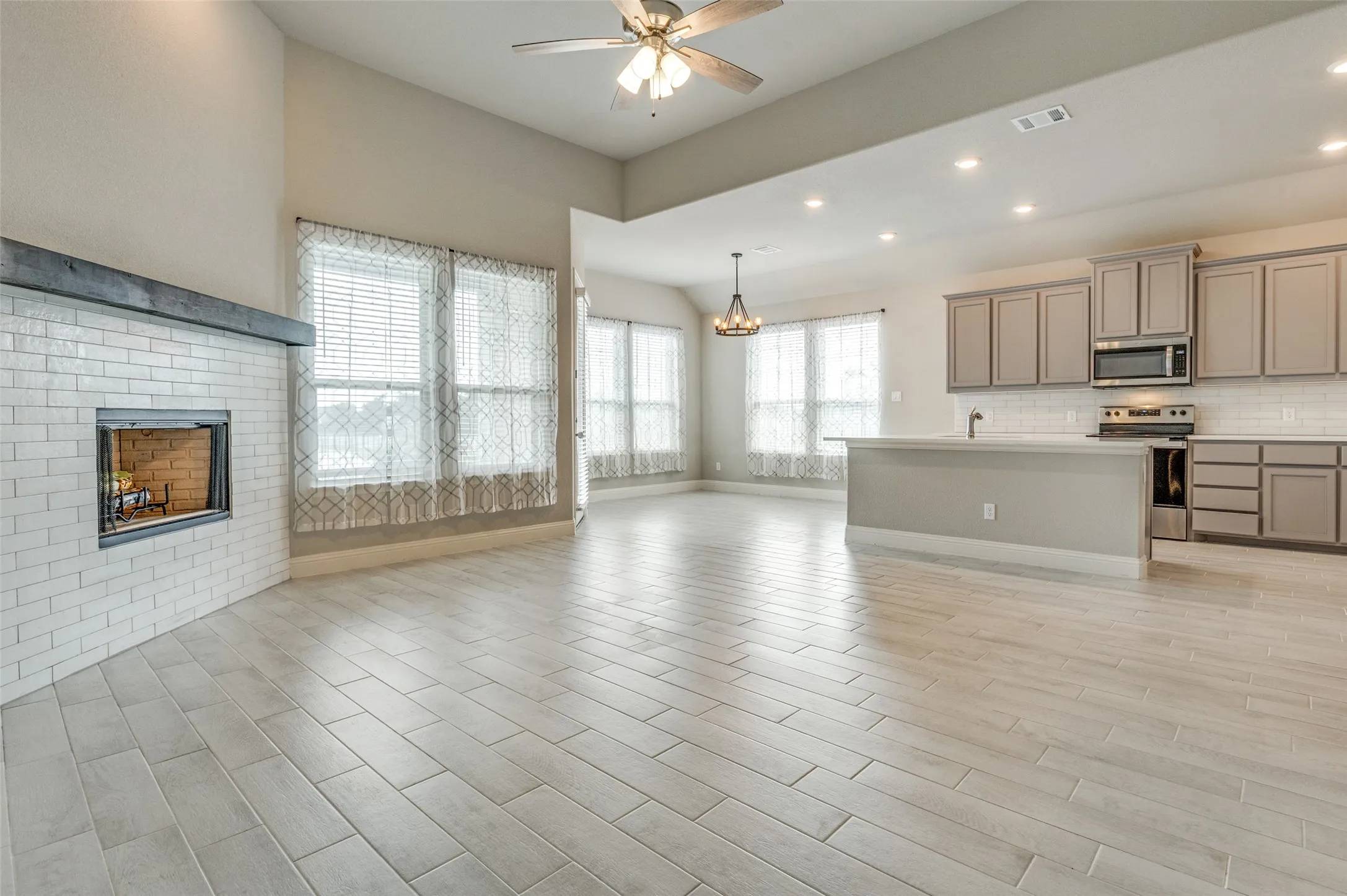 Single Family Residence For Rent in Ellis County , 6206 Horizon Drive, Midlothian, Texas 76065, 4 Bedroom, 2 Bathroom, 2 Garage spaces, 2,176 Sqft, built in 2021, mls#21386069, Real Estate Agent in Midlothian, Homes For Rent in Ellis county, Homes For Rent in Midlothian, Realtor in Midlothian Texas, Real Estate Brokerage Independent Realty Texas, Luminita Cordes Realtor