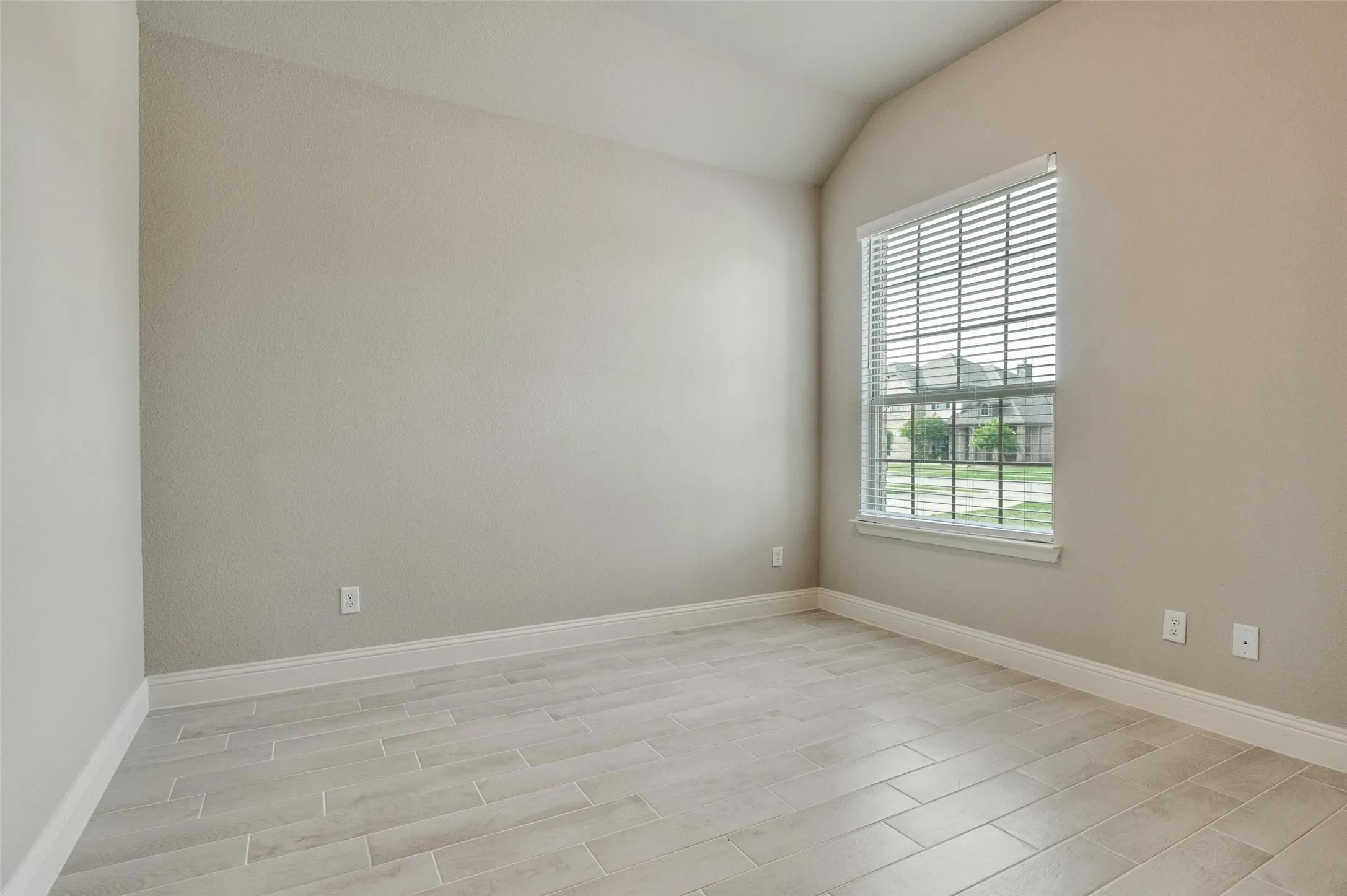 Single Family Residence For Rent in Ellis County , 6206 Horizon Drive, Midlothian, Texas 76065, 4 Bedroom, 2 Bathroom, 2 Garage spaces, 2,176 Sqft, built in 2021, mls#21386069, Real Estate Agent in Midlothian, Homes For Rent in Ellis county, Homes For Rent in Midlothian, Realtor in Midlothian Texas, Real Estate Brokerage Independent Realty Texas, Luminita Cordes Realtor