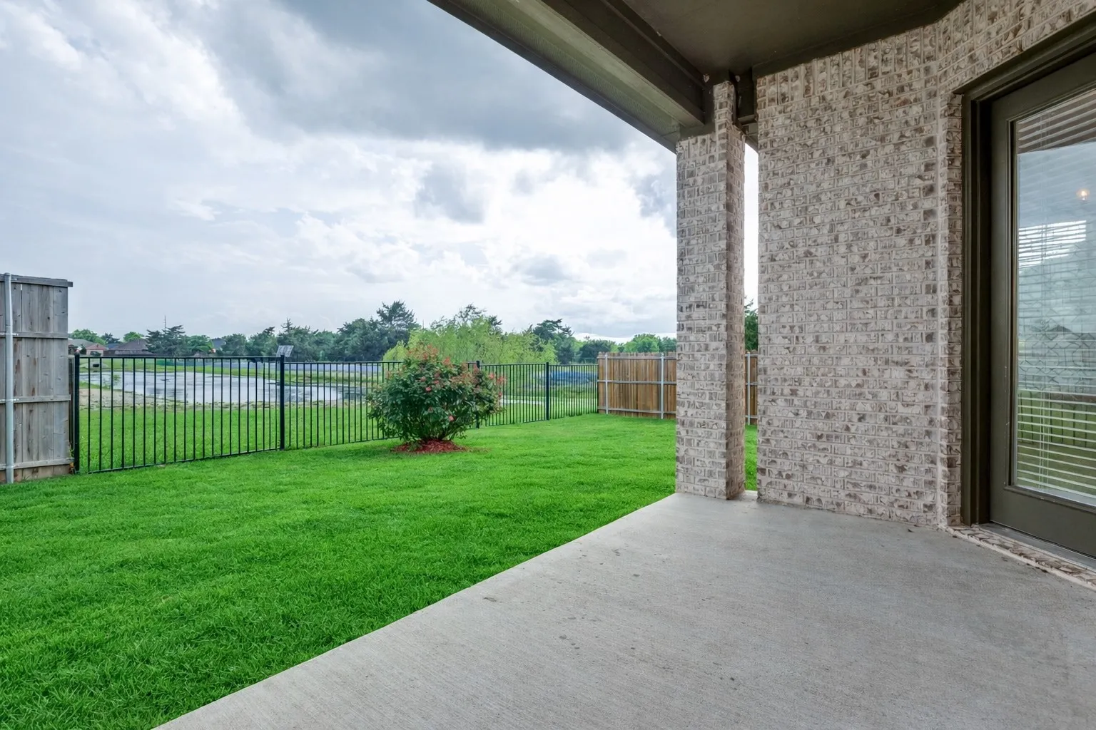 Single Family Residence For Rent in Ellis County , 6206 Horizon Drive, Midlothian, Texas 76065, 4 Bedroom, 2 Bathroom, 2 Garage spaces, 2,176 Sqft, built in 2021, mls#21386069, Real Estate Agent in Midlothian, Homes For Rent in Ellis county, Homes For Rent in Midlothian, Realtor in Midlothian Texas, Real Estate Brokerage Independent Realty Texas, Luminita Cordes Realtor