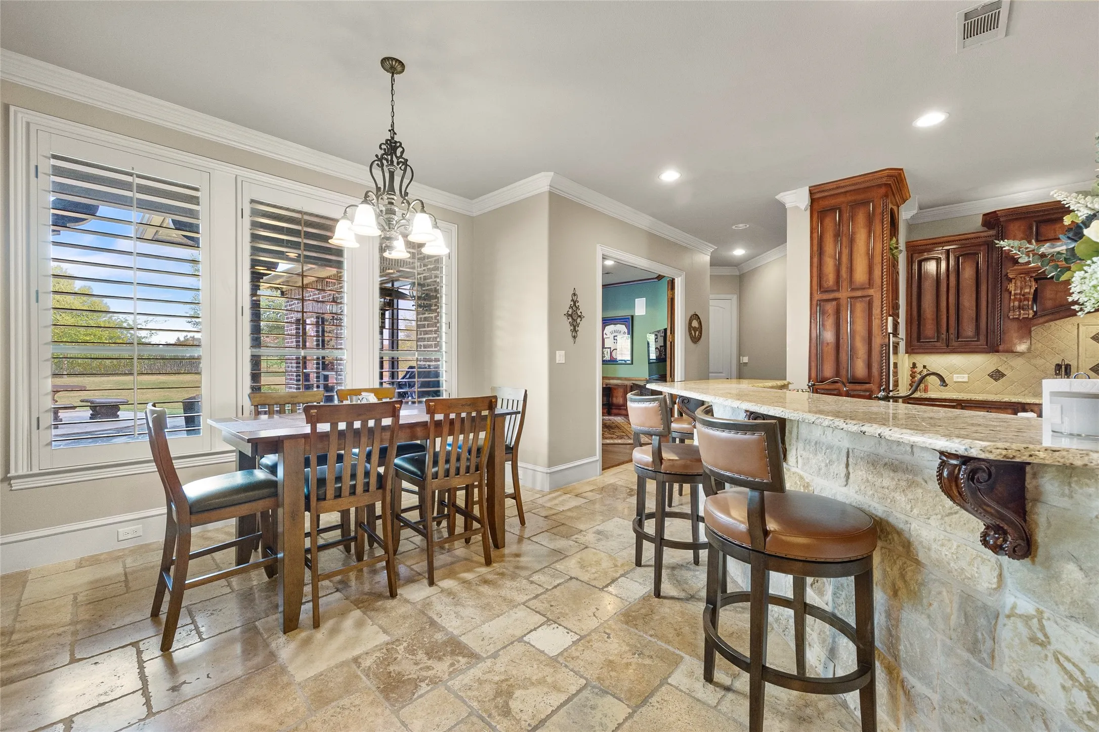 Breakfast area and kitchen bar