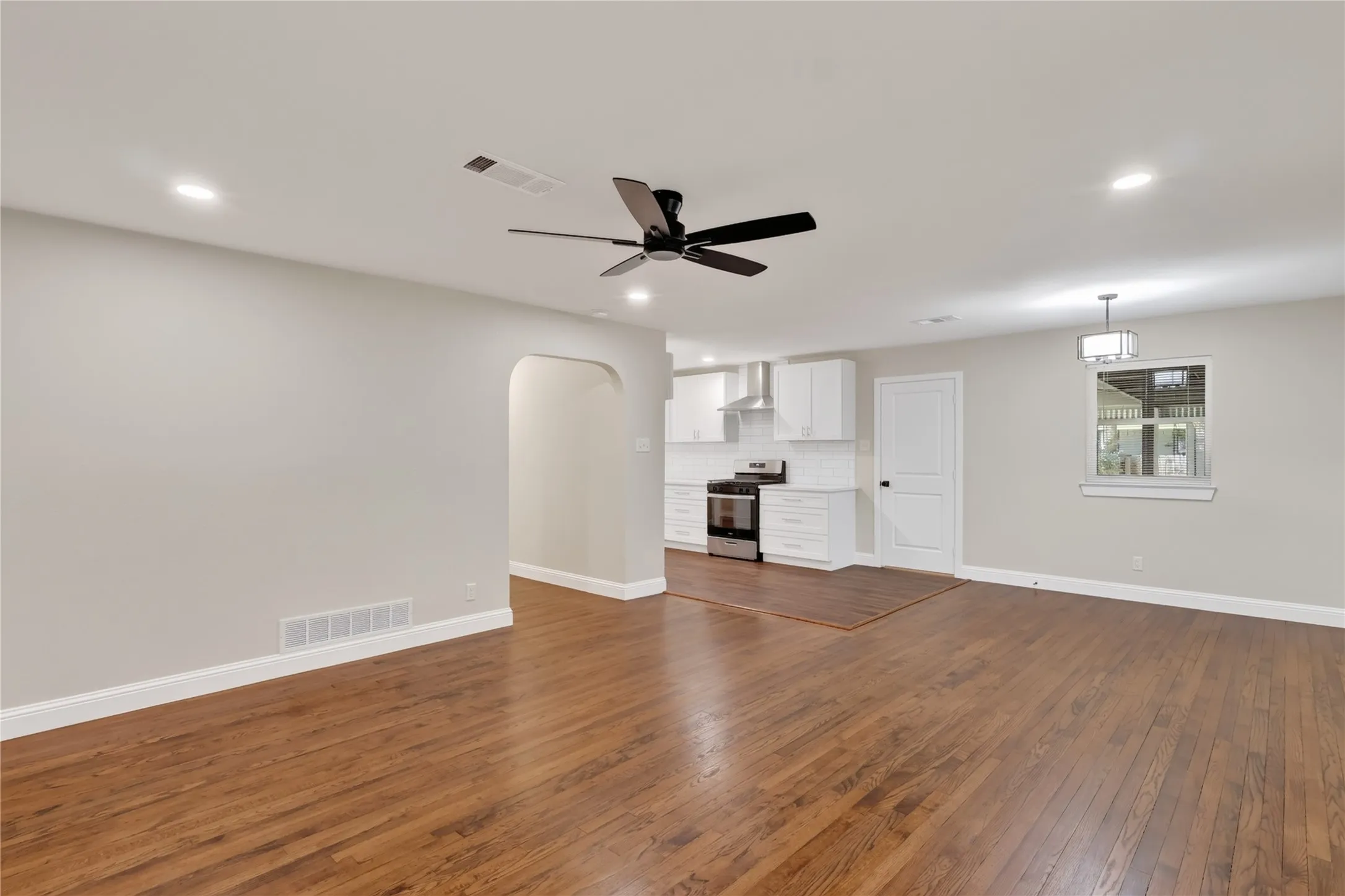 Single Family Residence For Sale in Dallas County , 603 Warren Street, Mesquite, Texas 75149, 3 Bedroom, 2 Bathroom, 1 Garage spaces, 1,319 Sqft, built in 1956, mls#21386067, Real Estate Agent in Mesquite, Homes For Sale in Dallas county, Homes For Sale in Mesquite, Realtor in Mesquite Texas, Real Estate Brokerage Independent Realty Texas, Luminita Cordes Realtor
