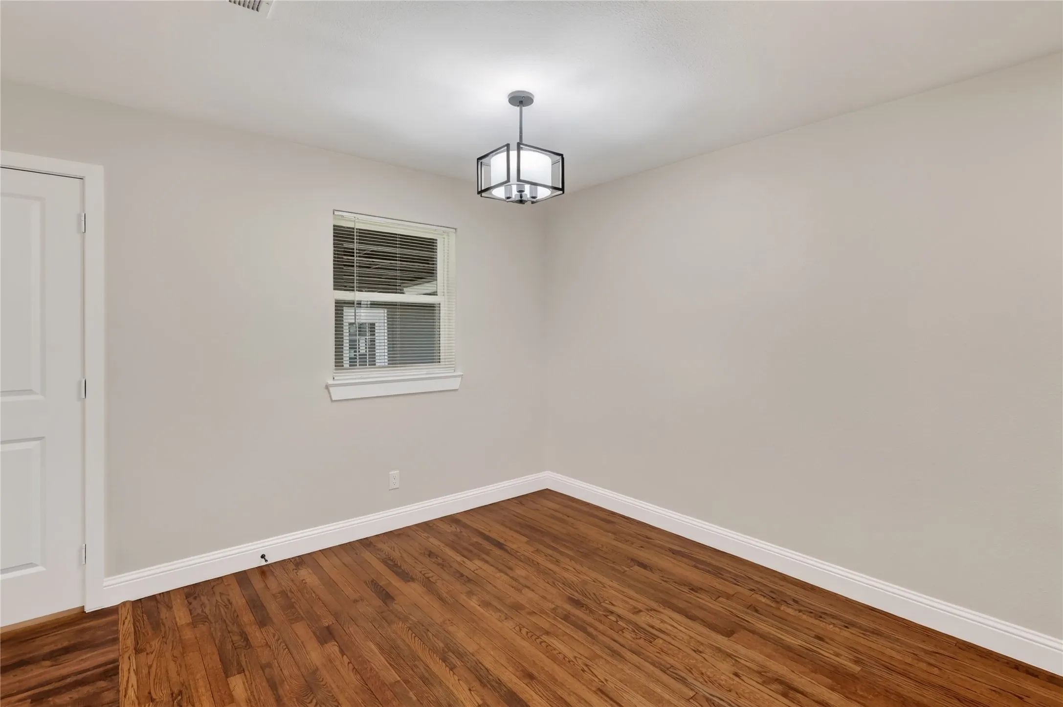 Single Family Residence For Sale in Dallas County , 603 Warren Street, Mesquite, Texas 75149, 3 Bedroom, 2 Bathroom, 1 Garage spaces, 1,319 Sqft, built in 1956, mls#21386067, Real Estate Agent in Mesquite, Homes For Sale in Dallas county, Homes For Sale in Mesquite, Realtor in Mesquite Texas, Real Estate Brokerage Independent Realty Texas, Luminita Cordes Realtor