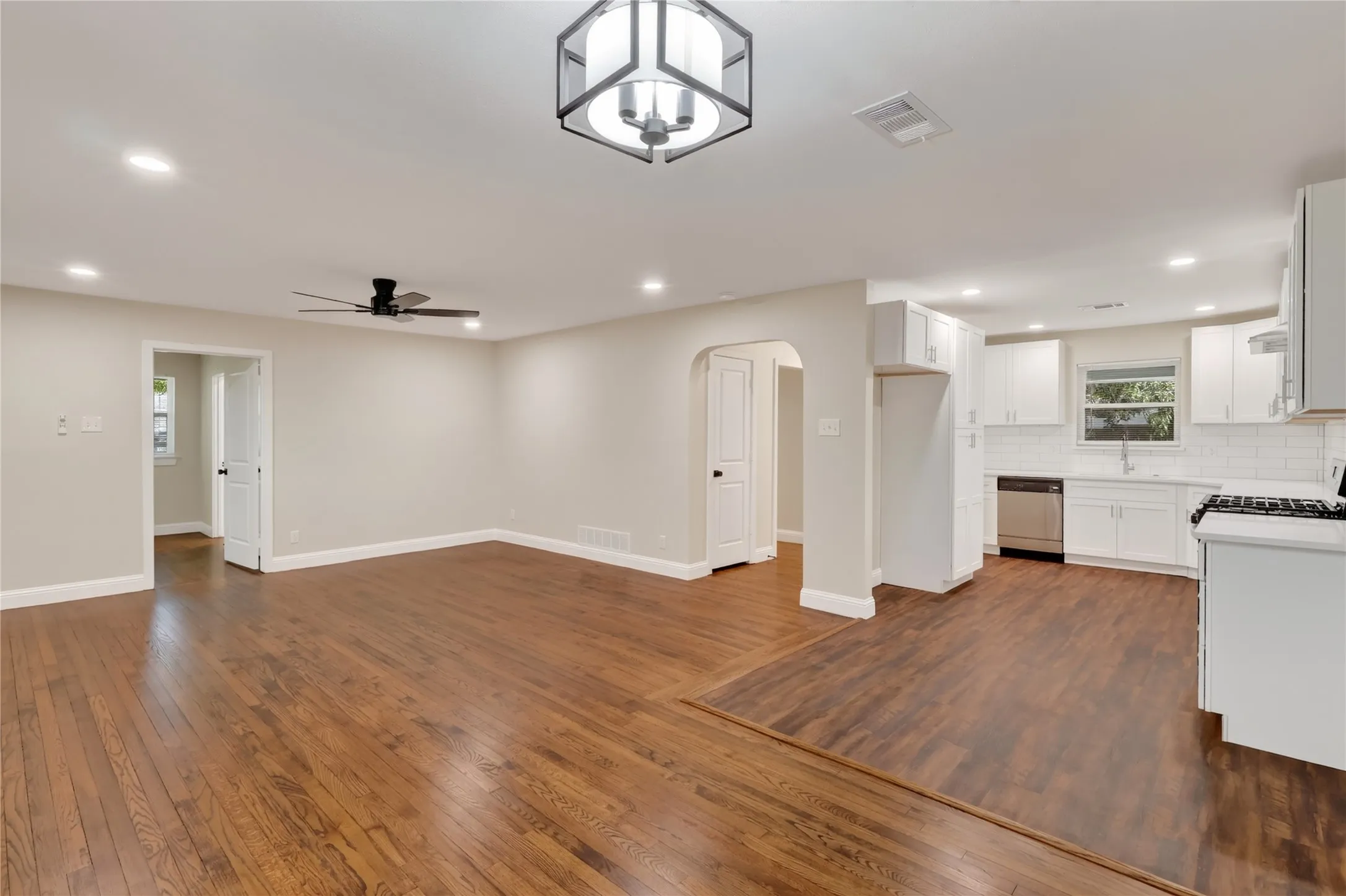 Single Family Residence For Sale in Dallas County , 603 Warren Street, Mesquite, Texas 75149, 3 Bedroom, 2 Bathroom, 1 Garage spaces, 1,319 Sqft, built in 1956, mls#21386067, Real Estate Agent in Mesquite, Homes For Sale in Dallas county, Homes For Sale in Mesquite, Realtor in Mesquite Texas, Real Estate Brokerage Independent Realty Texas, Luminita Cordes Realtor