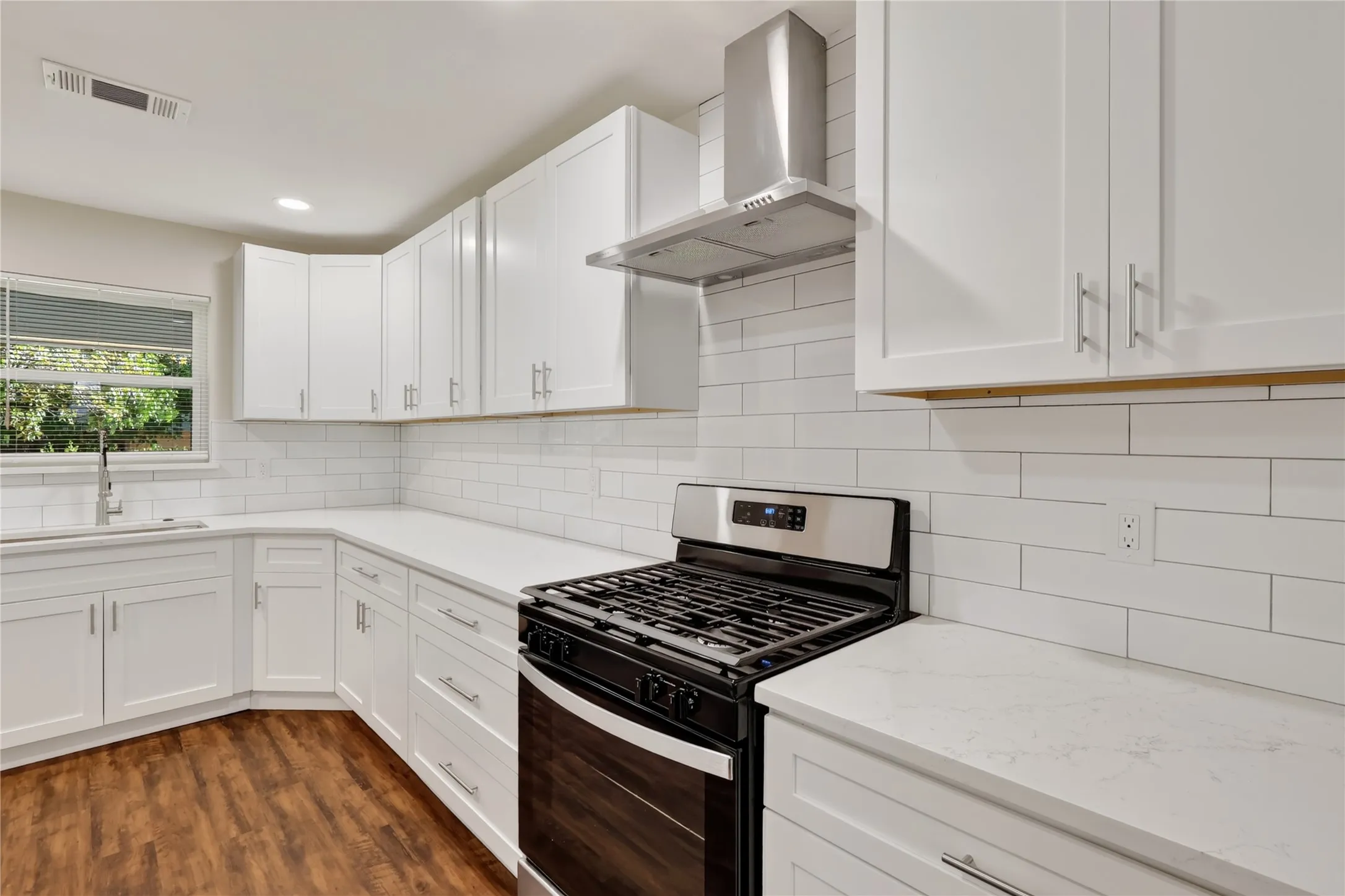 Single Family Residence For Sale in Dallas County , 603 Warren Street, Mesquite, Texas 75149, 3 Bedroom, 2 Bathroom, 1 Garage spaces, 1,319 Sqft, built in 1956, mls#21386067, Real Estate Agent in Mesquite, Homes For Sale in Dallas county, Homes For Sale in Mesquite, Realtor in Mesquite Texas, Real Estate Brokerage Independent Realty Texas, Luminita Cordes Realtor