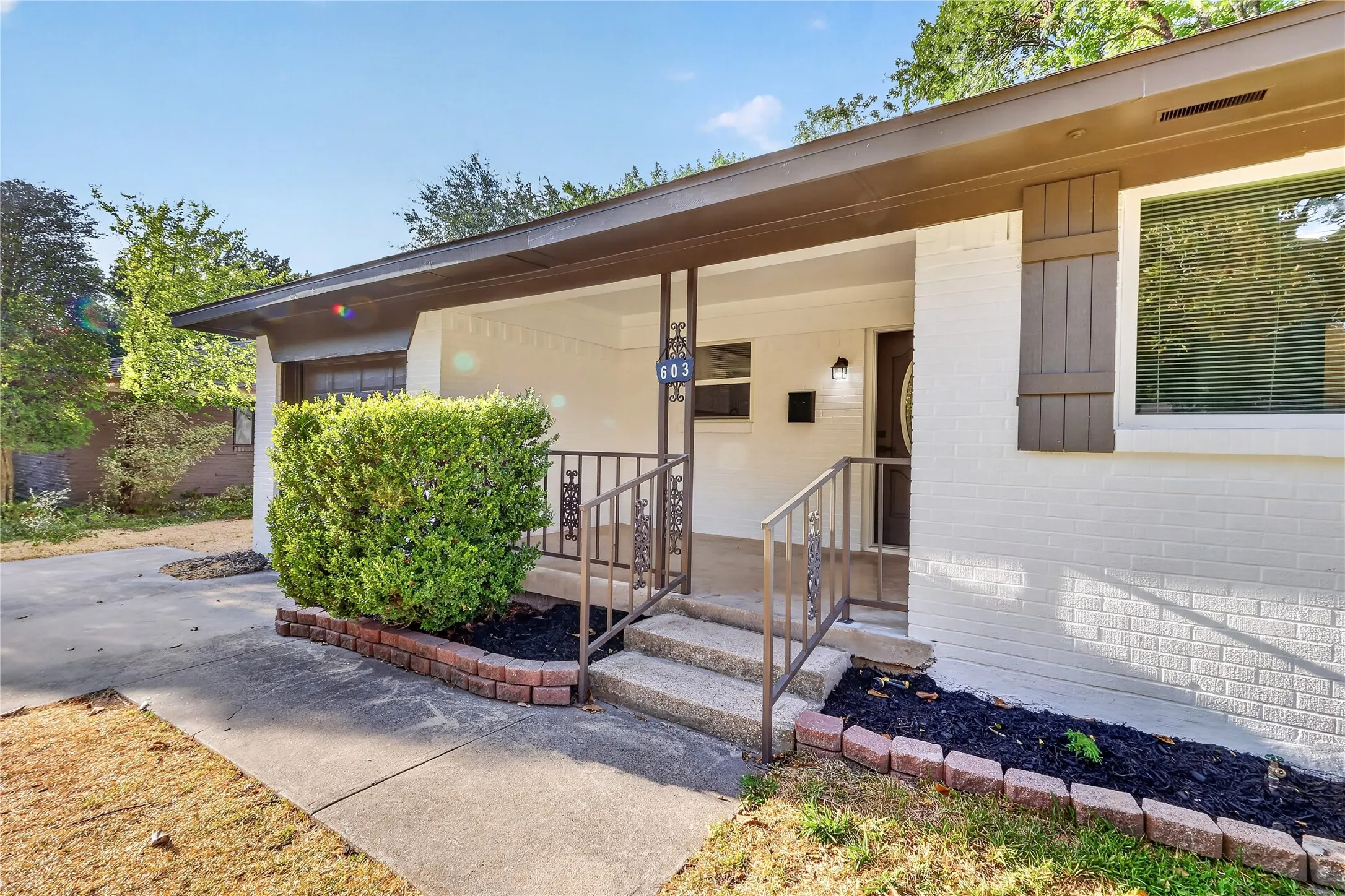 Single Family Residence For Sale in Dallas County , 603 Warren Street, Mesquite, Texas 75149, 3 Bedroom, 2 Bathroom, 1 Garage spaces, 1,319 Sqft, built in 1956, mls#21386067, Real Estate Agent in Mesquite, Homes For Sale in Dallas county, Homes For Sale in Mesquite, Realtor in Mesquite Texas, Real Estate Brokerage Independent Realty Texas, Luminita Cordes Realtor