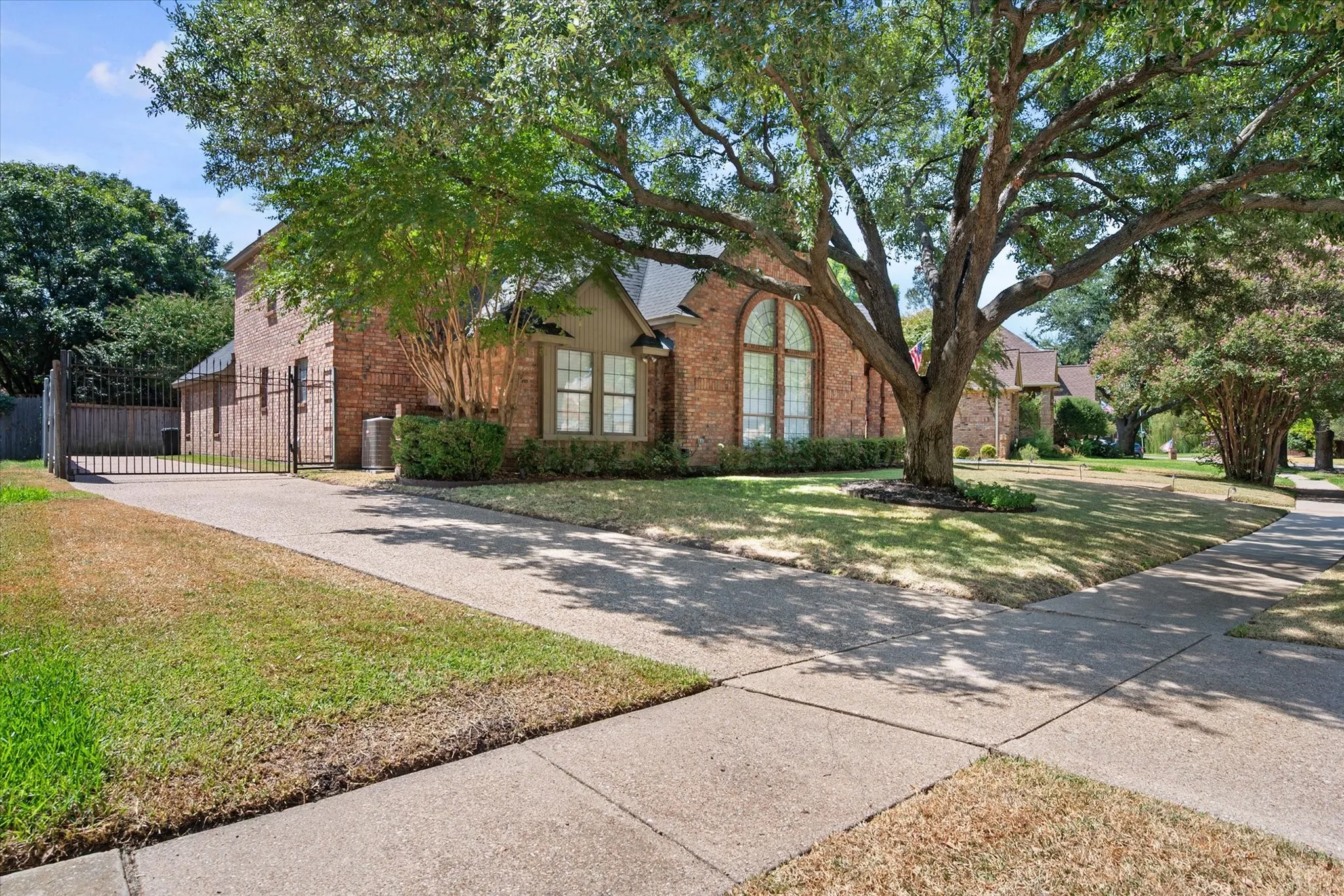 Single Family Residence For Rent in Dallas County , 523 Cooper Street, Grand Prairie, Texas 75052, 3 Bedroom, 3 Bathroom, 2 Garage spaces, 2,221 Sqft, built in 1985, mls#21386046, Real Estate Agent in Grand Prairie, Homes For Rent in Dallas county, Homes For Rent in Grand Prairie, Realtor in Grand Prairie Texas, Real Estate Brokerage Independent Realty Texas, Luminita Cordes Realtor