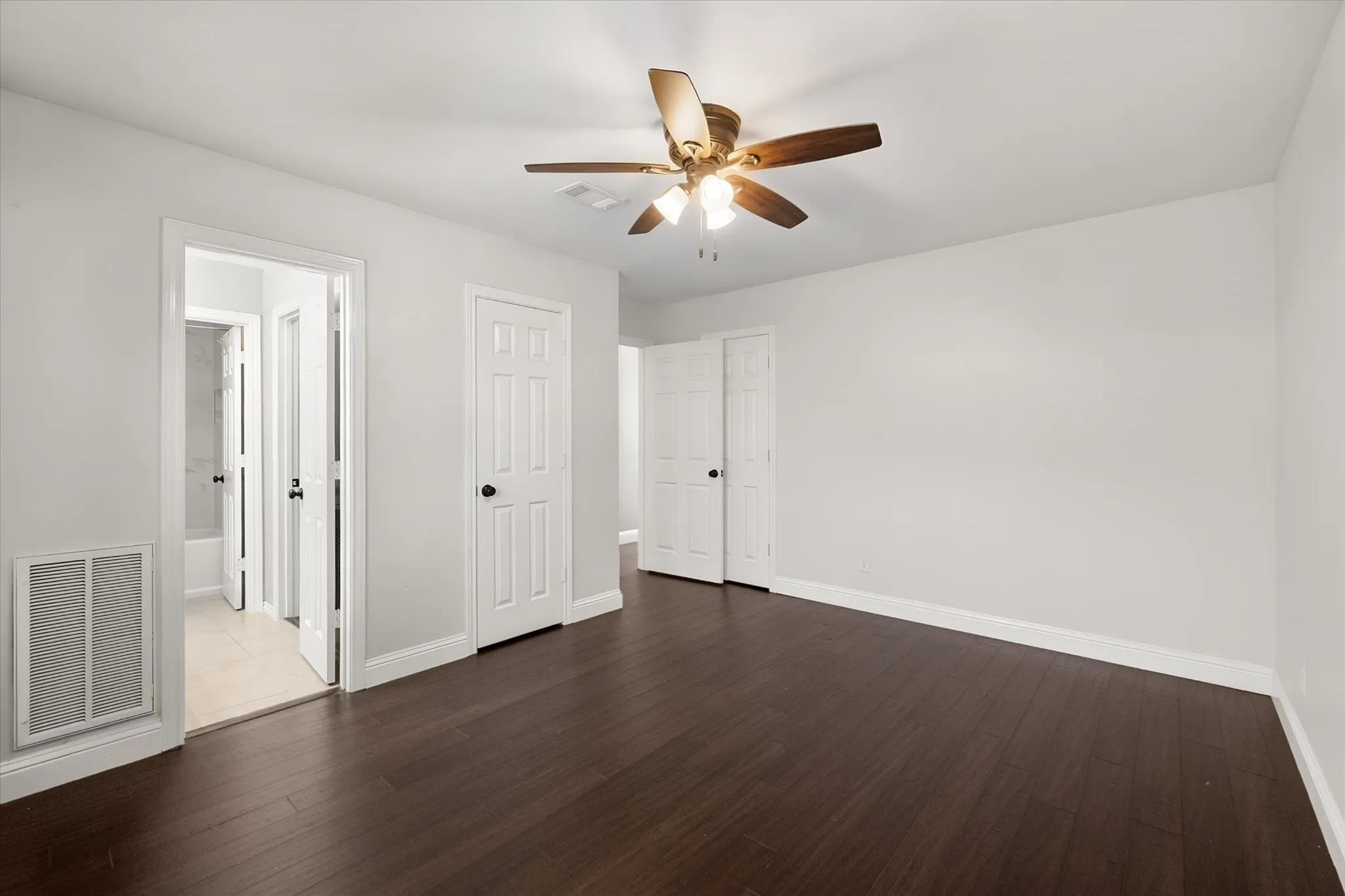 Single Family Residence For Rent in Dallas County , 523 Cooper Street, Grand Prairie, Texas 75052, 3 Bedroom, 3 Bathroom, 2 Garage spaces, 2,221 Sqft, built in 1985, mls#21386046, Real Estate Agent in Grand Prairie, Homes For Rent in Dallas county, Homes For Rent in Grand Prairie, Realtor in Grand Prairie Texas, Real Estate Brokerage Independent Realty Texas, Luminita Cordes Realtor