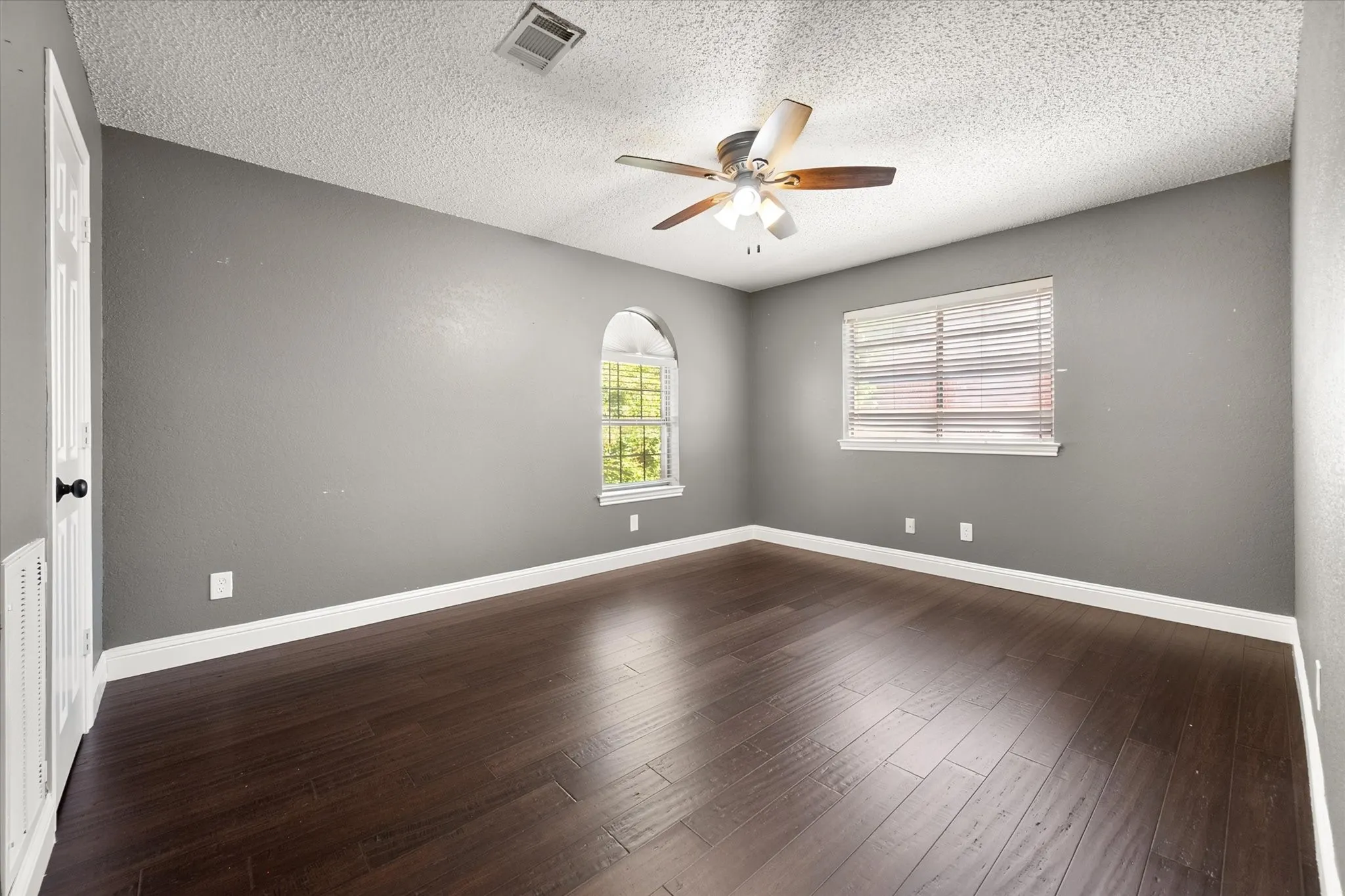Single Family Residence For Rent in Dallas County , 523 Cooper Street, Grand Prairie, Texas 75052, 3 Bedroom, 3 Bathroom, 2 Garage spaces, 2,221 Sqft, built in 1985, mls#21386046, Real Estate Agent in Grand Prairie, Homes For Rent in Dallas county, Homes For Rent in Grand Prairie, Realtor in Grand Prairie Texas, Real Estate Brokerage Independent Realty Texas, Luminita Cordes Realtor