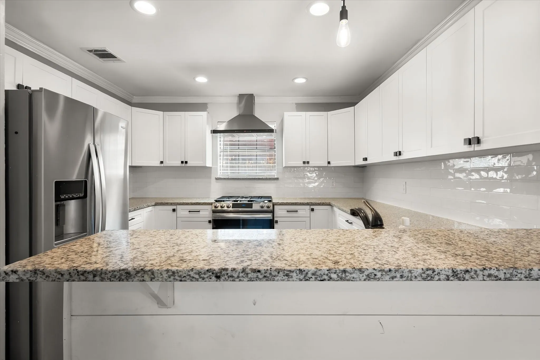 Single Family Residence For Rent in Dallas County , 523 Cooper Street, Grand Prairie, Texas 75052, 3 Bedroom, 3 Bathroom, 2 Garage spaces, 2,221 Sqft, built in 1985, mls#21386046, Real Estate Agent in Grand Prairie, Homes For Rent in Dallas county, Homes For Rent in Grand Prairie, Realtor in Grand Prairie Texas, Real Estate Brokerage Independent Realty Texas, Luminita Cordes Realtor