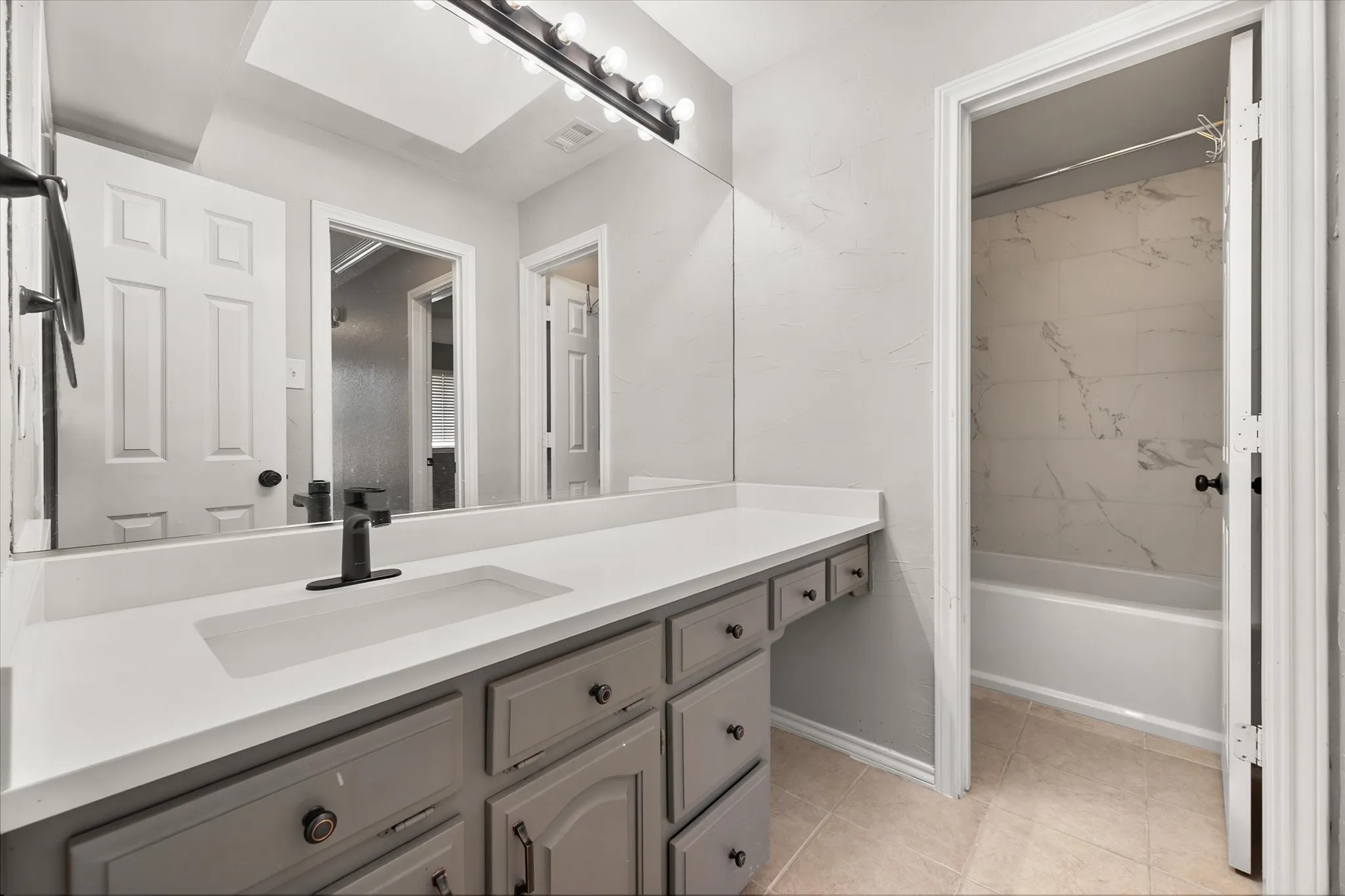 Single Family Residence For Rent in Dallas County , 523 Cooper Street, Grand Prairie, Texas 75052, 3 Bedroom, 3 Bathroom, 2 Garage spaces, 2,221 Sqft, built in 1985, mls#21386046, Real Estate Agent in Grand Prairie, Homes For Rent in Dallas county, Homes For Rent in Grand Prairie, Realtor in Grand Prairie Texas, Real Estate Brokerage Independent Realty Texas, Luminita Cordes Realtor