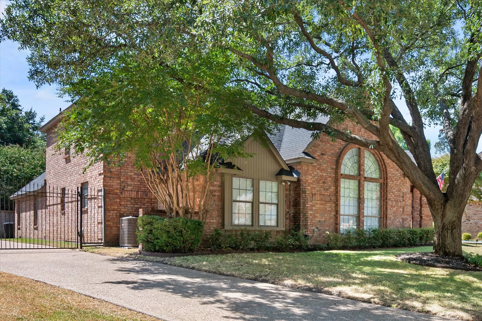 Single Family Residence For Rent in Dallas County , 523 Cooper Street, Grand Prairie, Texas 75052, 3 Bedroom, 3 Bathroom, 2 Garage spaces, 2,221 Sqft, built in 1985, mls#21386046, Real Estate Agent in Grand Prairie, Homes For Rent in Dallas county, Homes For Rent in Grand Prairie, Realtor in Grand Prairie Texas, Real Estate Brokerage Independent Realty Texas, Luminita Cordes Realtor