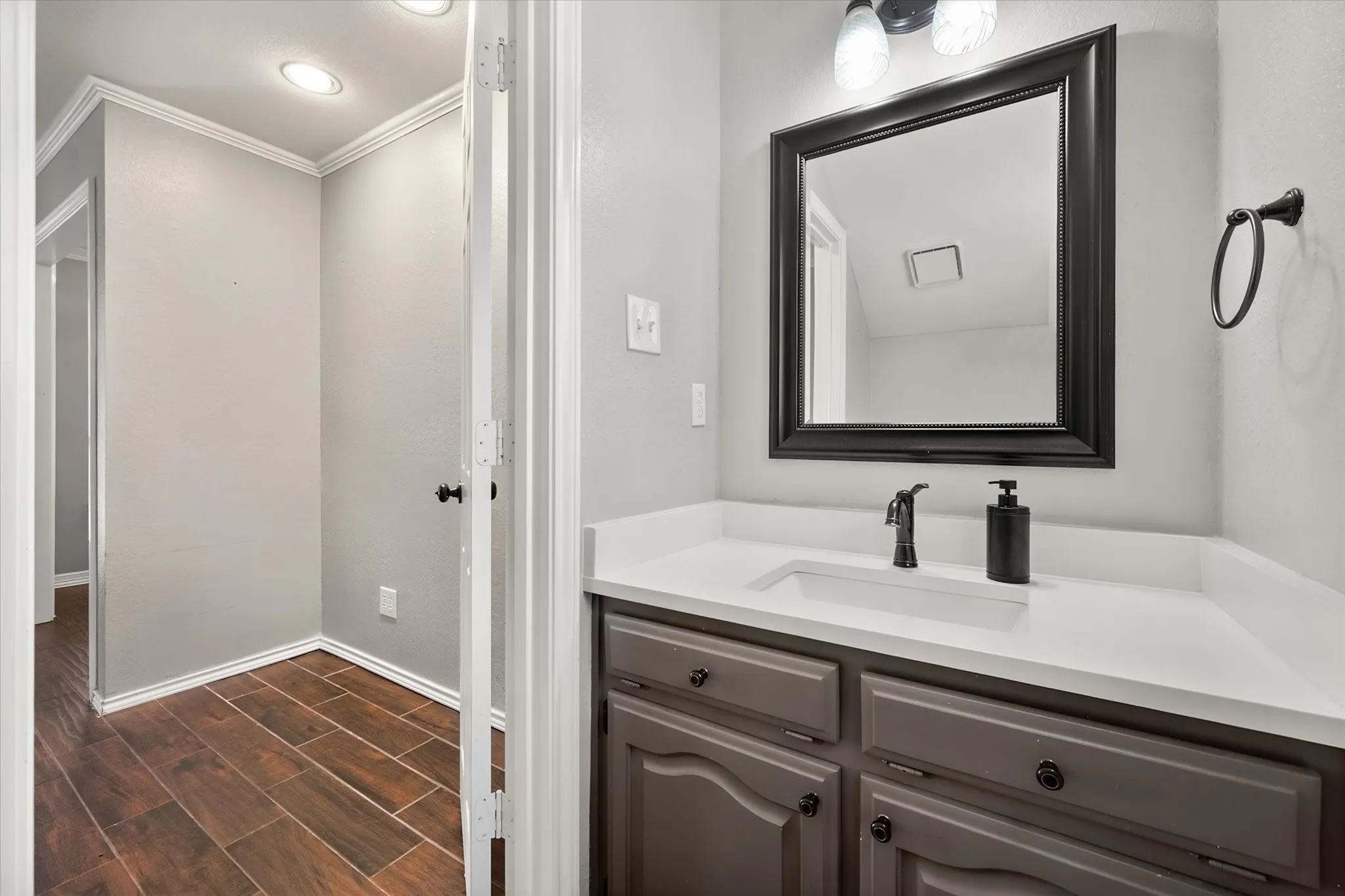 Single Family Residence For Rent in Dallas County , 523 Cooper Street, Grand Prairie, Texas 75052, 3 Bedroom, 3 Bathroom, 2 Garage spaces, 2,221 Sqft, built in 1985, mls#21386046, Real Estate Agent in Grand Prairie, Homes For Rent in Dallas county, Homes For Rent in Grand Prairie, Realtor in Grand Prairie Texas, Real Estate Brokerage Independent Realty Texas, Luminita Cordes Realtor