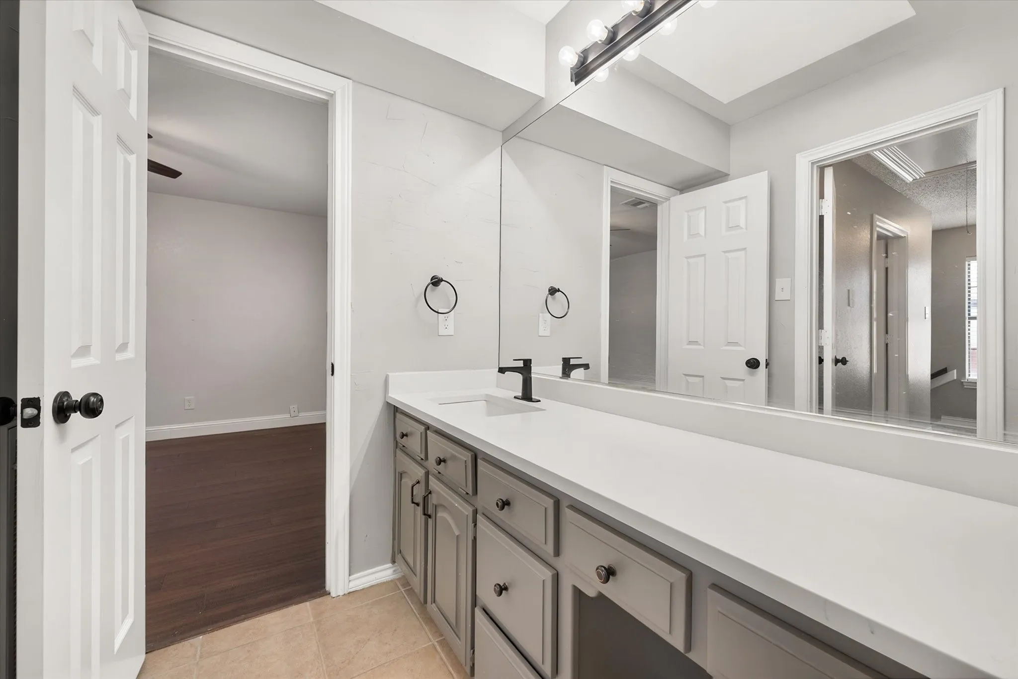 Single Family Residence For Rent in Dallas County , 523 Cooper Street, Grand Prairie, Texas 75052, 3 Bedroom, 3 Bathroom, 2 Garage spaces, 2,221 Sqft, built in 1985, mls#21386046, Real Estate Agent in Grand Prairie, Homes For Rent in Dallas county, Homes For Rent in Grand Prairie, Realtor in Grand Prairie Texas, Real Estate Brokerage Independent Realty Texas, Luminita Cordes Realtor