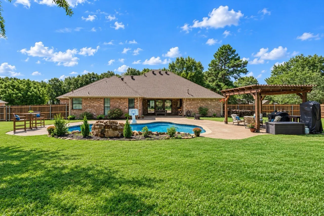 Single Family Residence For Sale in Smith County , 13630 Karah Lane, Lindale, Texas 75771, 4 Bedroom, 3 Bathroom, 2 Garage spaces, 2,782 Sqft, built in 2006, mls#21386093, Real Estate Agent in Lindale, Homes For Sale in Smith county, Homes For Sale in Lindale, Realtor in Lindale Texas, Real Estate Brokerage Independent Realty Texas, Luminita Cordes Realtor
