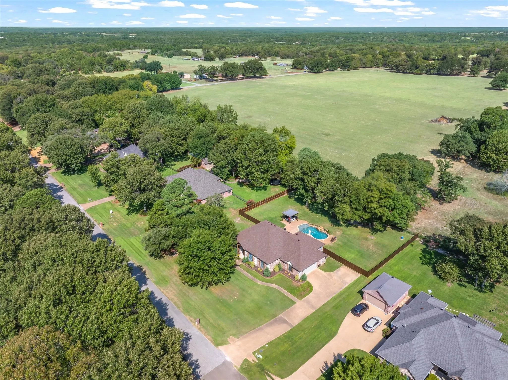 Single Family Residence For Sale in Smith County , 13630 Karah Lane, Lindale, Texas 75771, 4 Bedroom, 3 Bathroom, 2 Garage spaces, 2,782 Sqft, built in 2006, mls#21386093, Real Estate Agent in Lindale, Homes For Sale in Smith county, Homes For Sale in Lindale, Realtor in Lindale Texas, Real Estate Brokerage Independent Realty Texas, Luminita Cordes Realtor