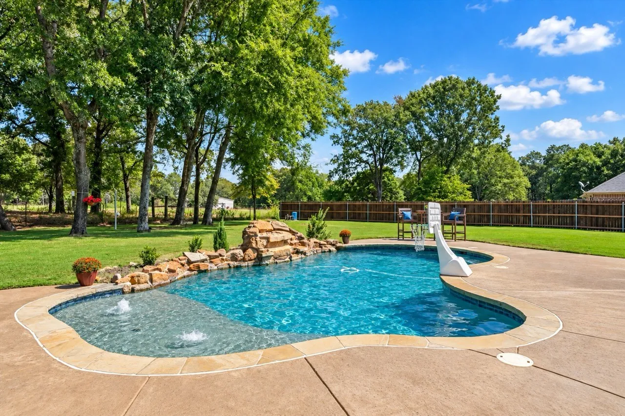 Single Family Residence For Sale in Smith County , 13630 Karah Lane, Lindale, Texas 75771, 4 Bedroom, 3 Bathroom, 2 Garage spaces, 2,782 Sqft, built in 2006, mls#21386093, Real Estate Agent in Lindale, Homes For Sale in Smith county, Homes For Sale in Lindale, Realtor in Lindale Texas, Real Estate Brokerage Independent Realty Texas, Luminita Cordes Realtor