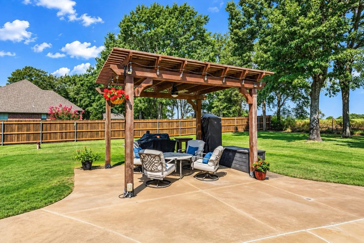 Single Family Residence For Sale in Smith County , 13630 Karah Lane, Lindale, Texas 75771, 4 Bedroom, 3 Bathroom, 2 Garage spaces, 2,782 Sqft, built in 2006, mls#21386093, Real Estate Agent in Lindale, Homes For Sale in Smith county, Homes For Sale in Lindale, Realtor in Lindale Texas, Real Estate Brokerage Independent Realty Texas, Luminita Cordes Realtor