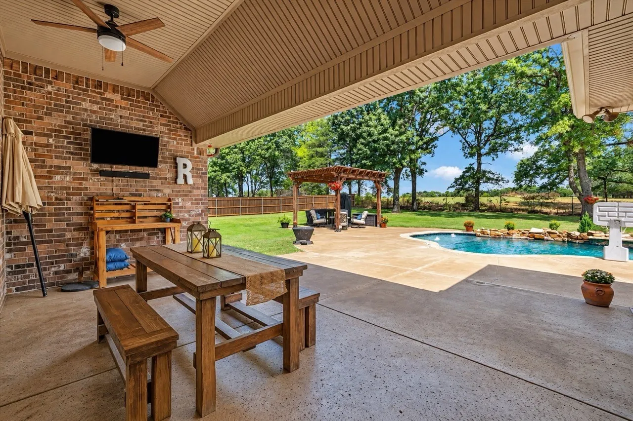 Single Family Residence For Sale in Smith County , 13630 Karah Lane, Lindale, Texas 75771, 4 Bedroom, 3 Bathroom, 2 Garage spaces, 2,782 Sqft, built in 2006, mls#21386093, Real Estate Agent in Lindale, Homes For Sale in Smith county, Homes For Sale in Lindale, Realtor in Lindale Texas, Real Estate Brokerage Independent Realty Texas, Luminita Cordes Realtor