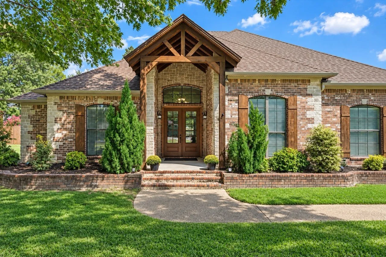 Single Family Residence For Sale in Smith County , 13630 Karah Lane, Lindale, Texas 75771, 4 Bedroom, 3 Bathroom, 2 Garage spaces, 2,782 Sqft, built in 2006, mls#21386093, Real Estate Agent in Lindale, Homes For Sale in Smith county, Homes For Sale in Lindale, Realtor in Lindale Texas, Real Estate Brokerage Independent Realty Texas, Luminita Cordes Realtor