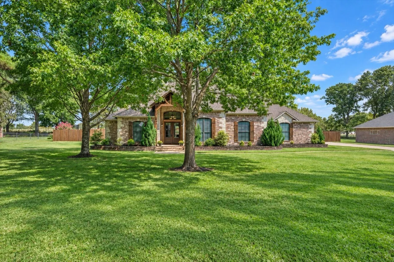 Single Family Residence For Sale in Smith County , 13630 Karah Lane, Lindale, Texas 75771, 4 Bedroom, 3 Bathroom, 2 Garage spaces, 2,782 Sqft, built in 2006, mls#21386093, Real Estate Agent in Lindale, Homes For Sale in Smith county, Homes For Sale in Lindale, Realtor in Lindale Texas, Real Estate Brokerage Independent Realty Texas, Luminita Cordes Realtor