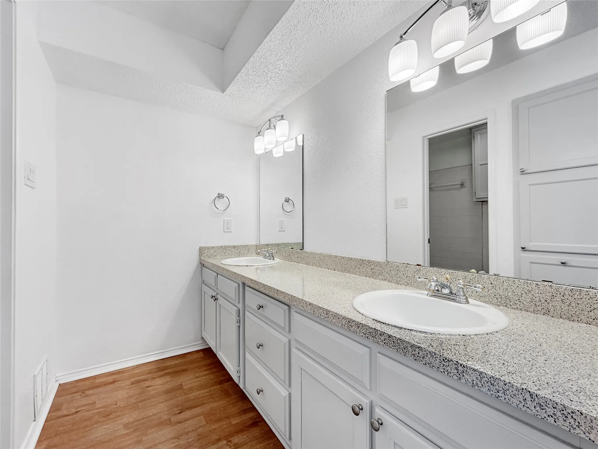 Single Family Residence For Rent in Tarrant County , 536 Guerin Drive, Arlington, Texas 76012, 2 Bedroom, 2 Bathroom, Garage spaces, 1,006 Sqft, built in 1982, mls#21386103, Real Estate Agent in Arlington, Homes For Rent in Tarrant county, Homes For Rent in Arlington, Realtor in Arlington Texas, Real Estate Brokerage Independent Realty Texas, Luminita Cordes Realtor