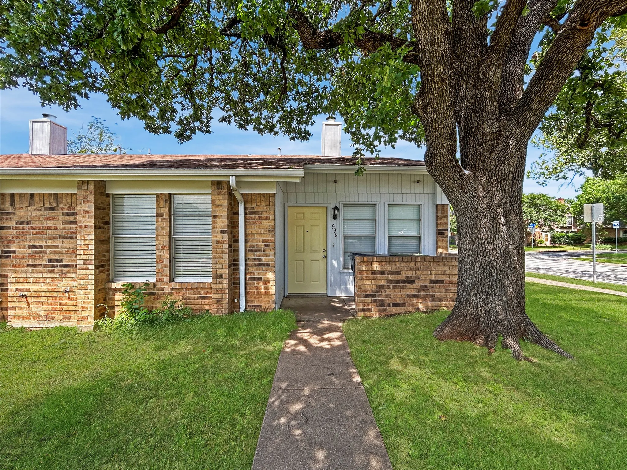 Single Family Residence For Rent in Tarrant County , 536 Guerin Drive, Arlington, Texas 76012, 2 Bedroom, 2 Bathroom, Garage spaces, 1,006 Sqft, built in 1982, mls#21386103, Real Estate Agent in Arlington, Homes For Rent in Tarrant county, Homes For Rent in Arlington, Realtor in Arlington Texas, Real Estate Brokerage Independent Realty Texas, Luminita Cordes Realtor