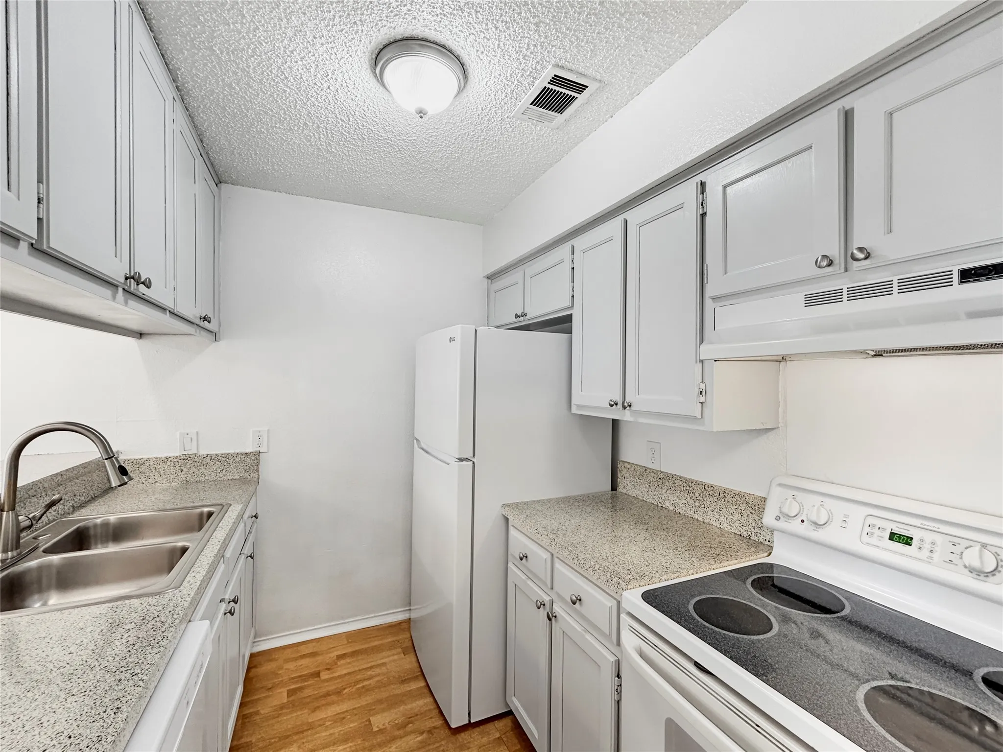 Single Family Residence For Rent in Tarrant County , 536 Guerin Drive, Arlington, Texas 76012, 2 Bedroom, 2 Bathroom, Garage spaces, 1,006 Sqft, built in 1982, mls#21386103, Real Estate Agent in Arlington, Homes For Rent in Tarrant county, Homes For Rent in Arlington, Realtor in Arlington Texas, Real Estate Brokerage Independent Realty Texas, Luminita Cordes Realtor