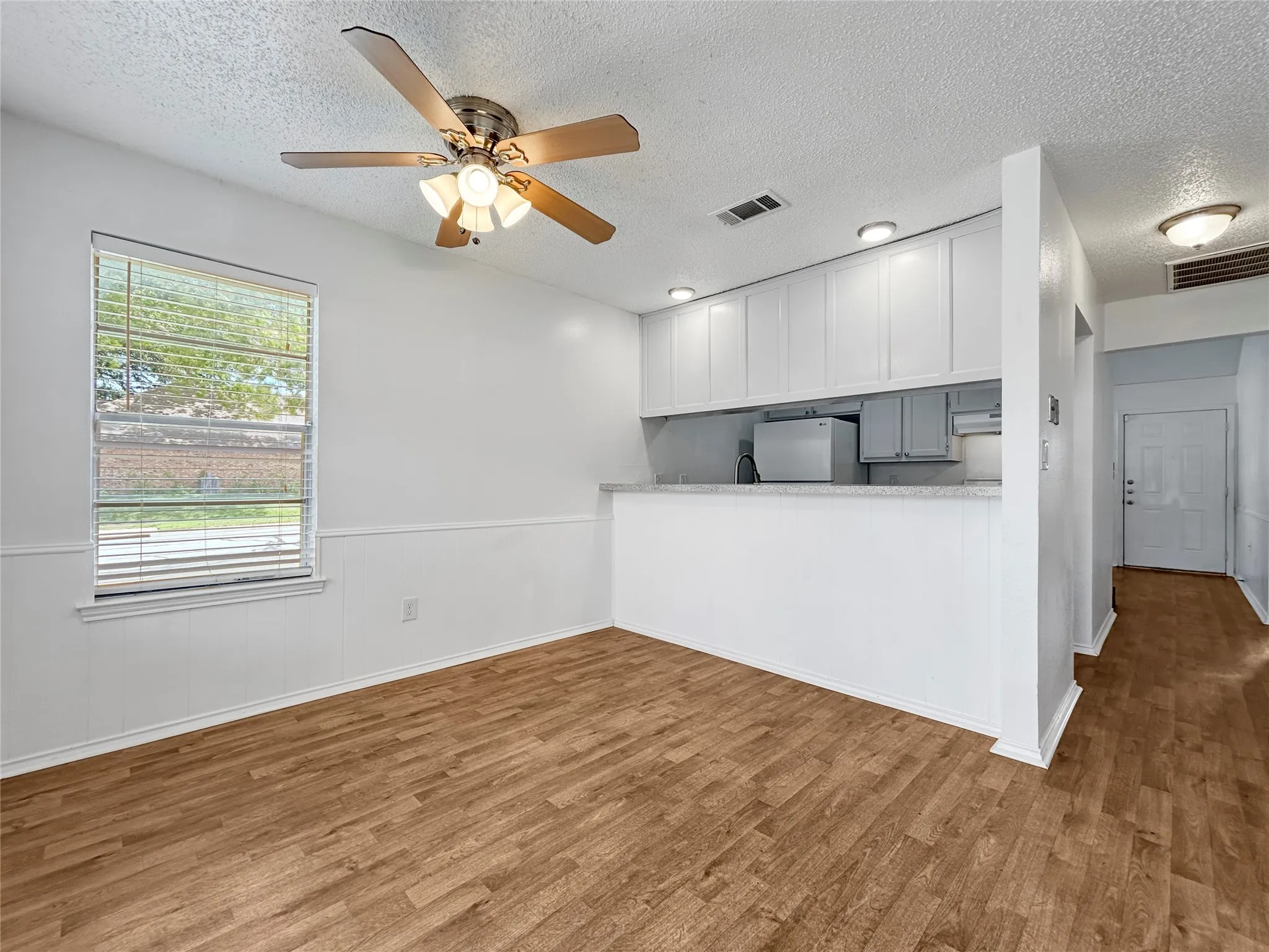 Single Family Residence For Rent in Tarrant County , 536 Guerin Drive, Arlington, Texas 76012, 2 Bedroom, 2 Bathroom, Garage spaces, 1,006 Sqft, built in 1982, mls#21386103, Real Estate Agent in Arlington, Homes For Rent in Tarrant county, Homes For Rent in Arlington, Realtor in Arlington Texas, Real Estate Brokerage Independent Realty Texas, Luminita Cordes Realtor
