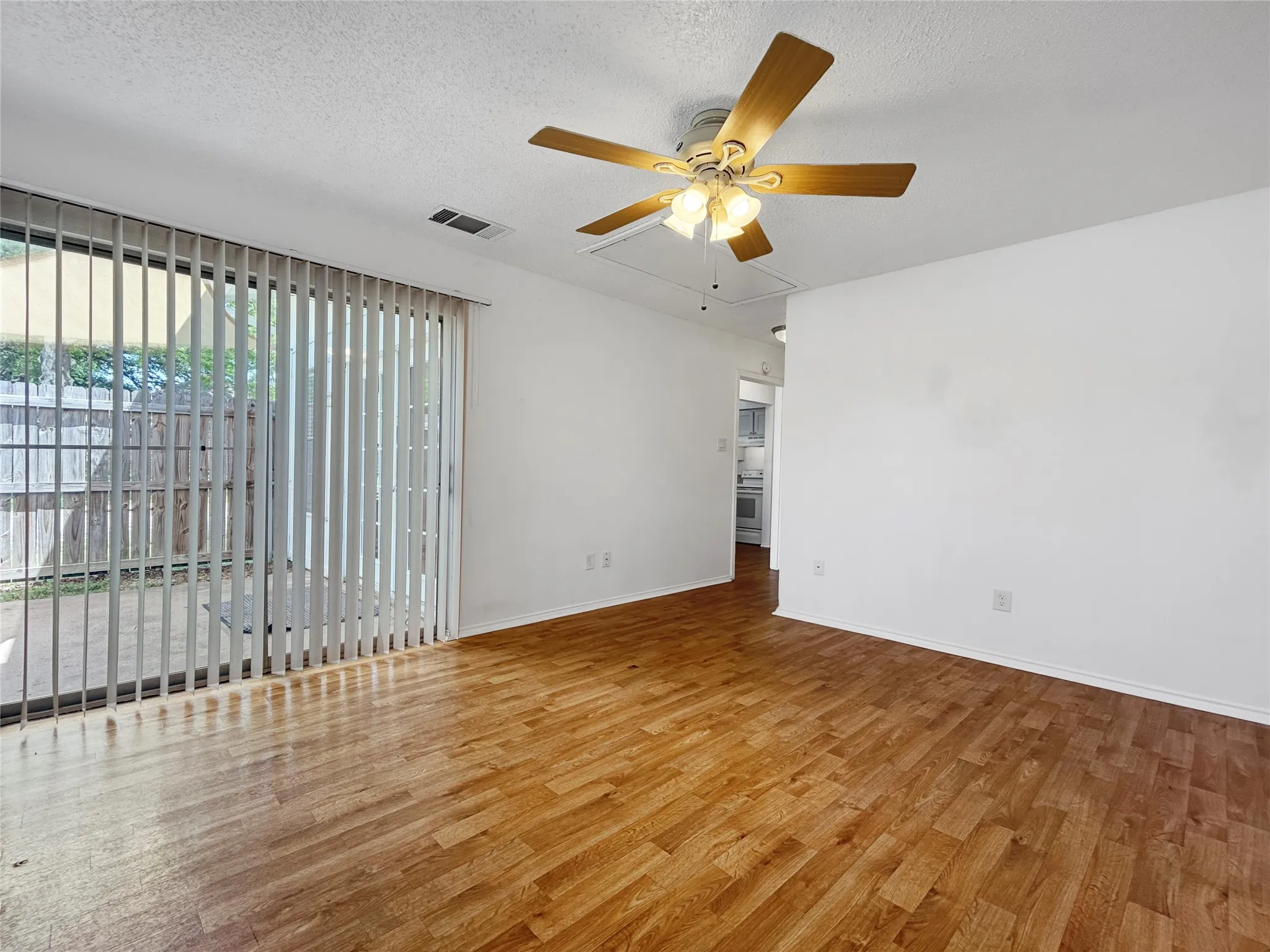 Single Family Residence For Rent in Tarrant County , 536 Guerin Drive, Arlington, Texas 76012, 2 Bedroom, 2 Bathroom, Garage spaces, 1,006 Sqft, built in 1982, mls#21386103, Real Estate Agent in Arlington, Homes For Rent in Tarrant county, Homes For Rent in Arlington, Realtor in Arlington Texas, Real Estate Brokerage Independent Realty Texas, Luminita Cordes Realtor
