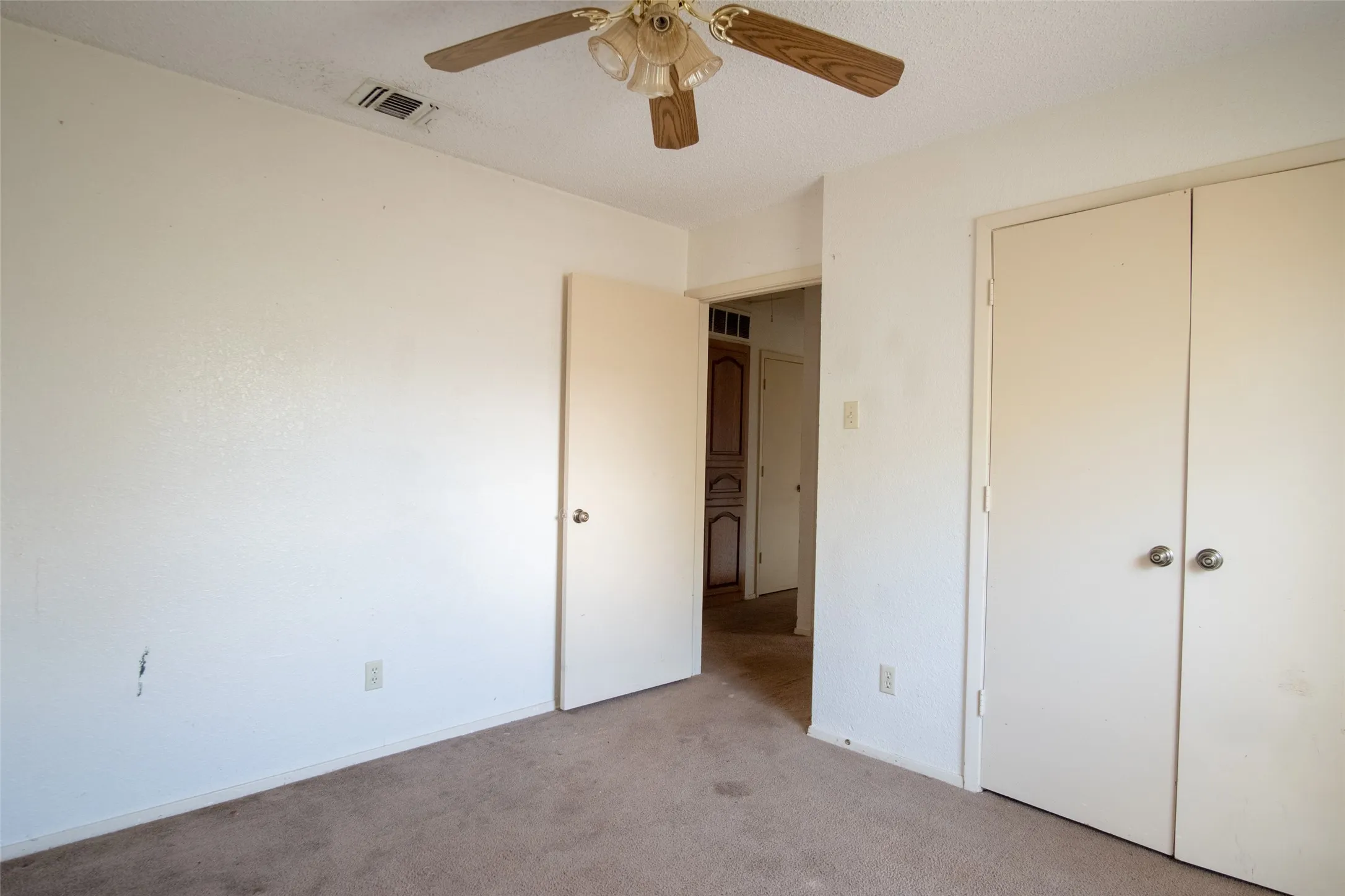 Single Family Residence For Sale in Dallas County , 2801 College Park Drive, Rowlett, Texas 75088, 3 Bedroom, 2 Bathroom, Garage spaces, 1,488 Sqft, built in 1984, mls#21385973, Real Estate Agent in Rowlett, Homes For Sale in Dallas county, Homes For Sale in Rowlett, Realtor in Rowlett Texas, Real Estate Brokerage Independent Realty Texas, Luminita Cordes Realtor