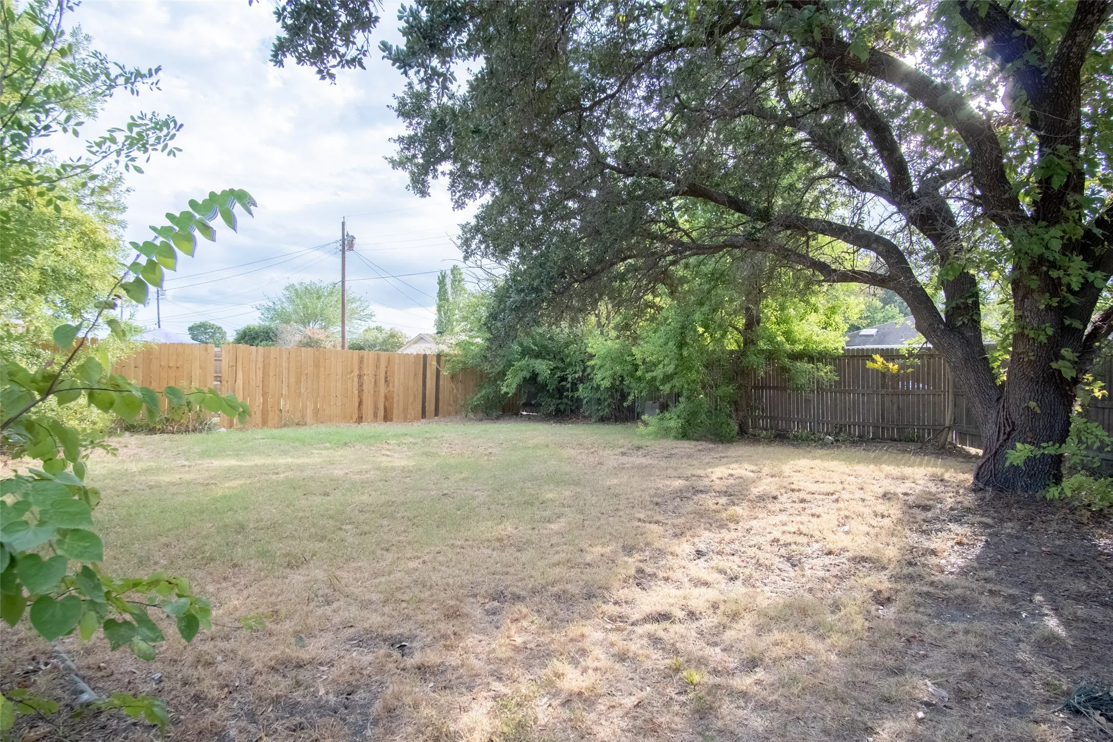 Single Family Residence For Sale in Dallas County , 2801 College Park Drive, Rowlett, Texas 75088, 3 Bedroom, 2 Bathroom, Garage spaces, 1,488 Sqft, built in 1984, mls#21385973, Real Estate Agent in Rowlett, Homes For Sale in Dallas county, Homes For Sale in Rowlett, Realtor in Rowlett Texas, Real Estate Brokerage Independent Realty Texas, Luminita Cordes Realtor