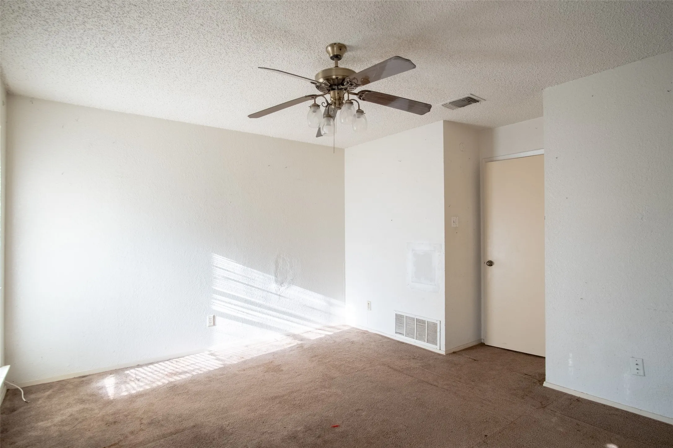 Single Family Residence For Sale in Dallas County , 2801 College Park Drive, Rowlett, Texas 75088, 3 Bedroom, 2 Bathroom, Garage spaces, 1,488 Sqft, built in 1984, mls#21385973, Real Estate Agent in Rowlett, Homes For Sale in Dallas county, Homes For Sale in Rowlett, Realtor in Rowlett Texas, Real Estate Brokerage Independent Realty Texas, Luminita Cordes Realtor